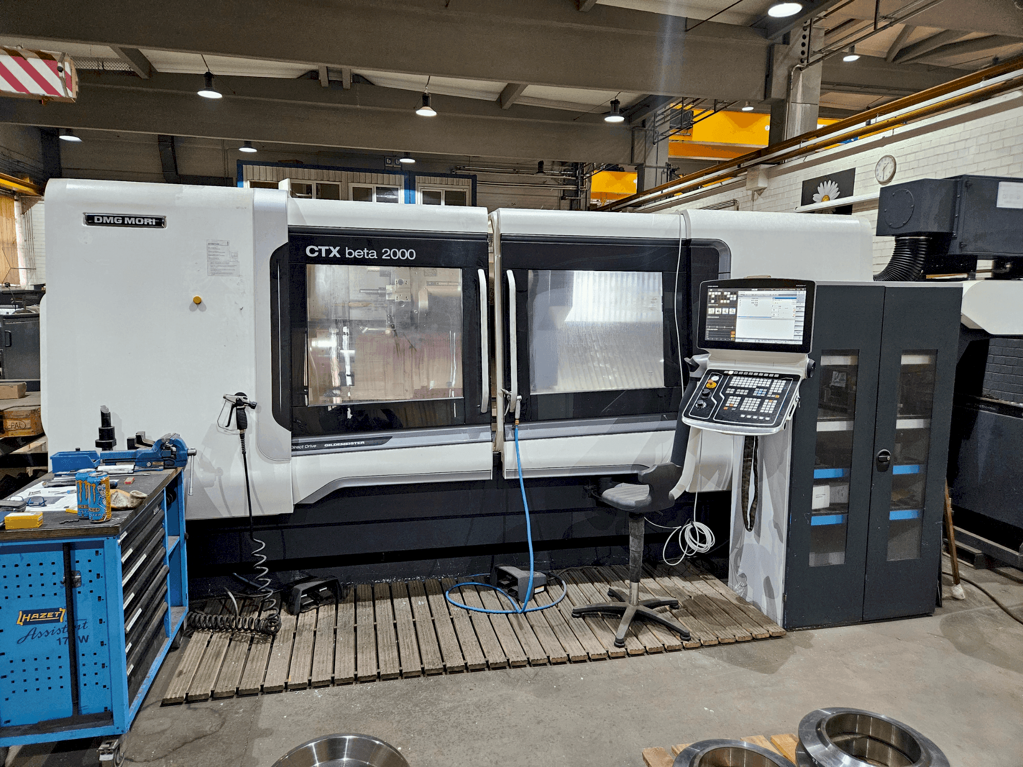 Vista frontal de la máquina DMG MORI CTX beta 2000
