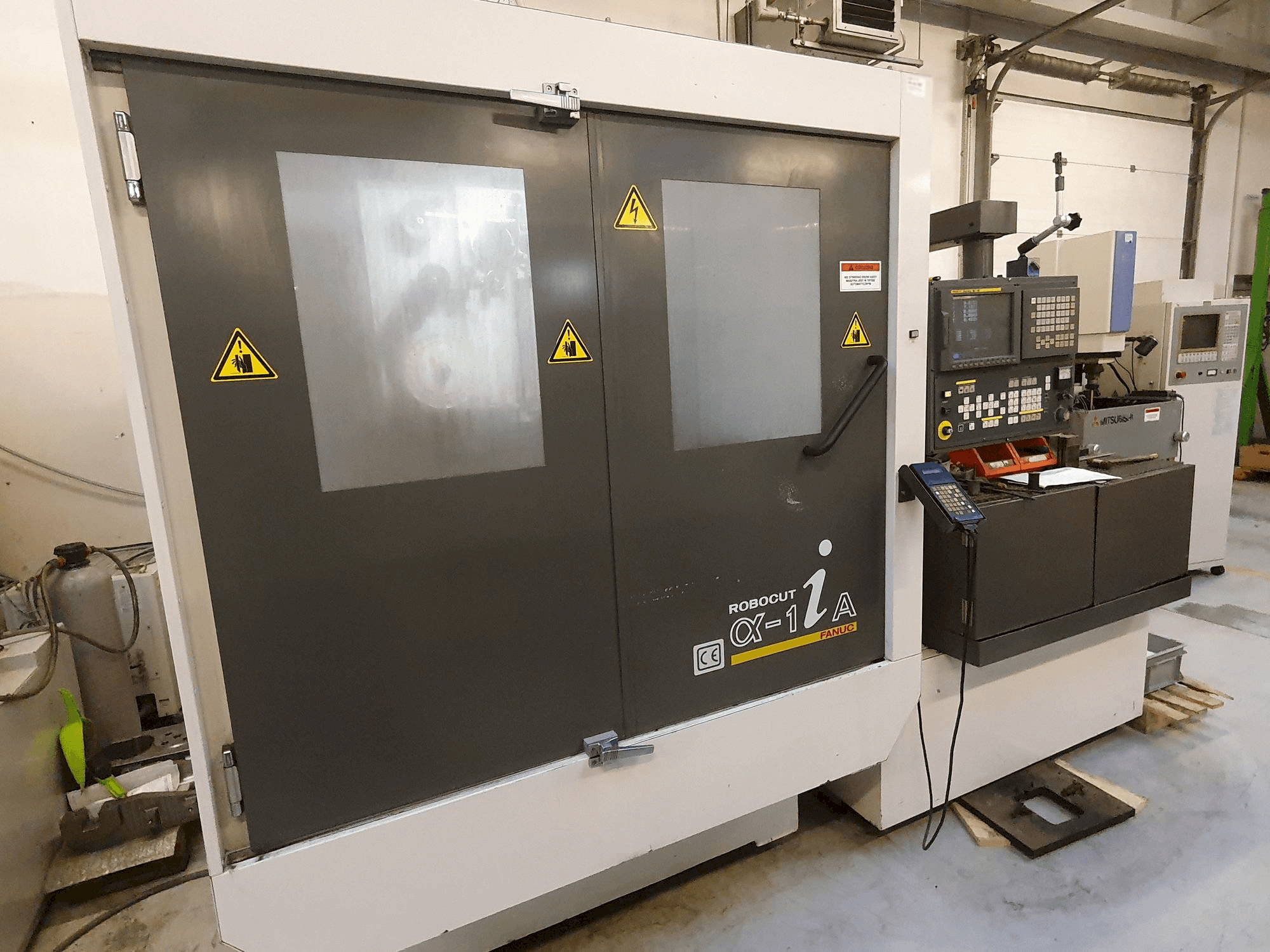 Vista frontal de la máquina FANUC Robocut Alpha-1iA