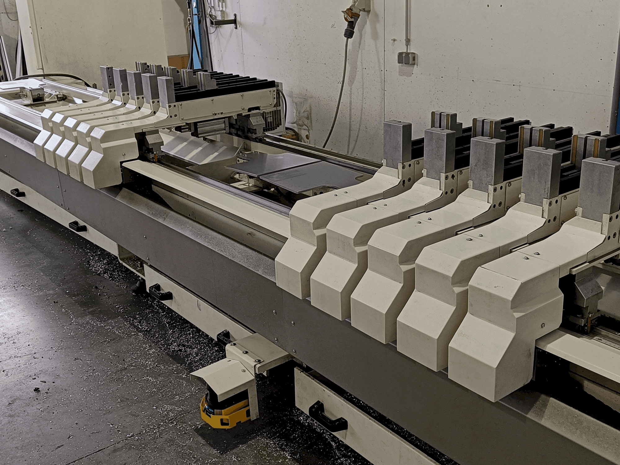 Vista frontal de la máquina MECAL MC 304 Ariel 5 MDT