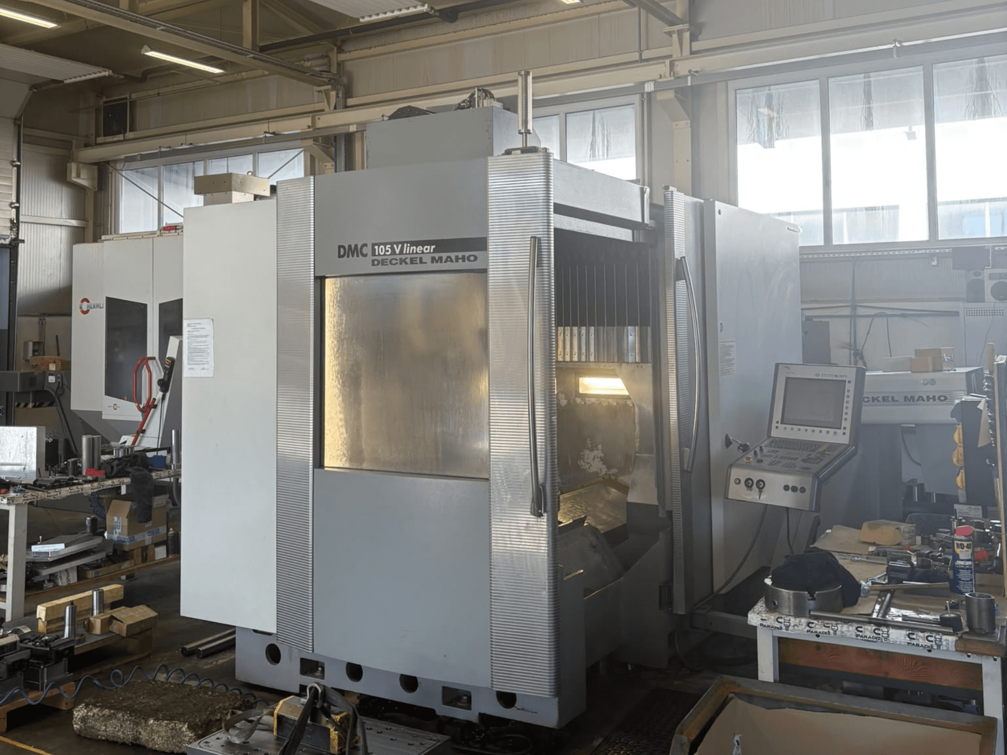 Centro de mecanizado vertical lineal DMG DECKEL MAHO DMU 105 V; vista frontal en la que se aprecian el panel de control y la zona de trabajo.