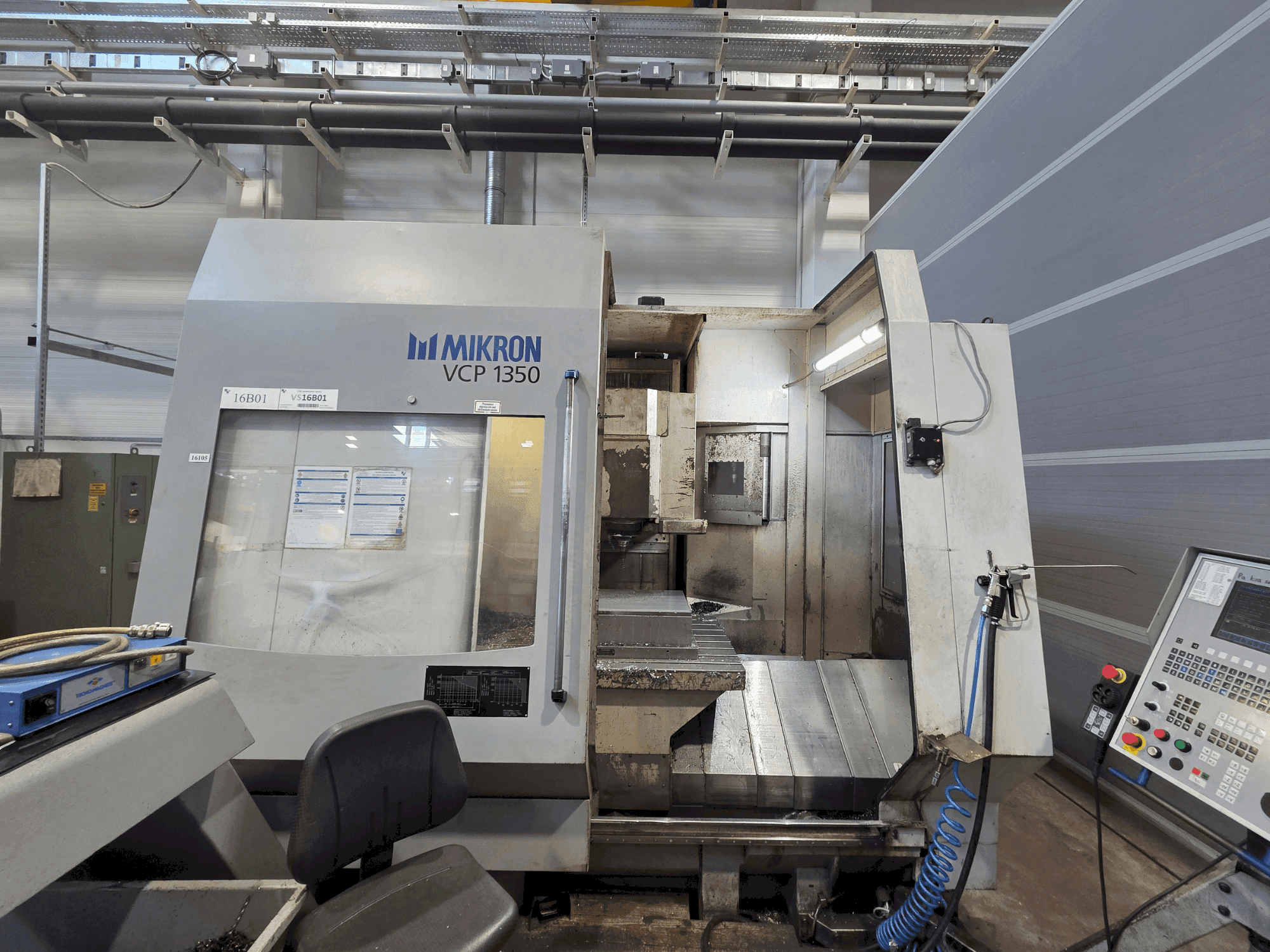 Vista frontal de la máquina MIKRON VCP 1350