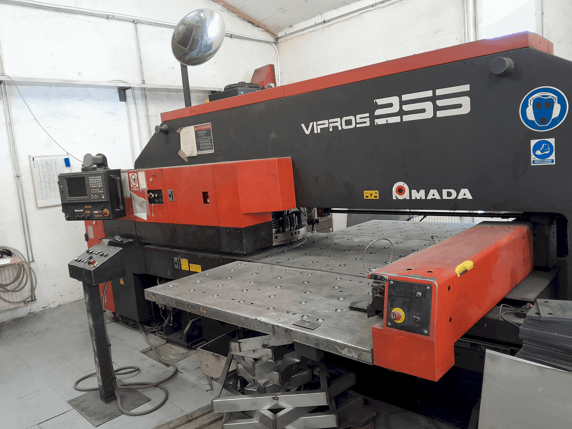 Vista frontal de la máquina AMADA Vipros 255