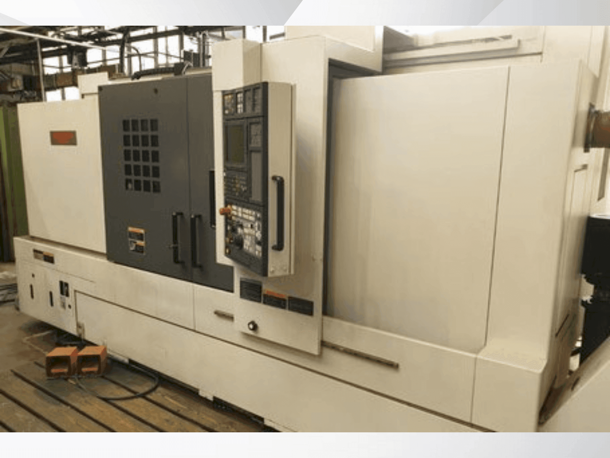 Vista frontal de la máquina MORI SEIKI NL2500MC