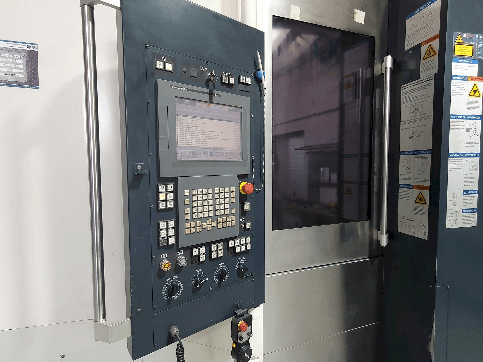 Vista frontal de la máquina Makino a61nx