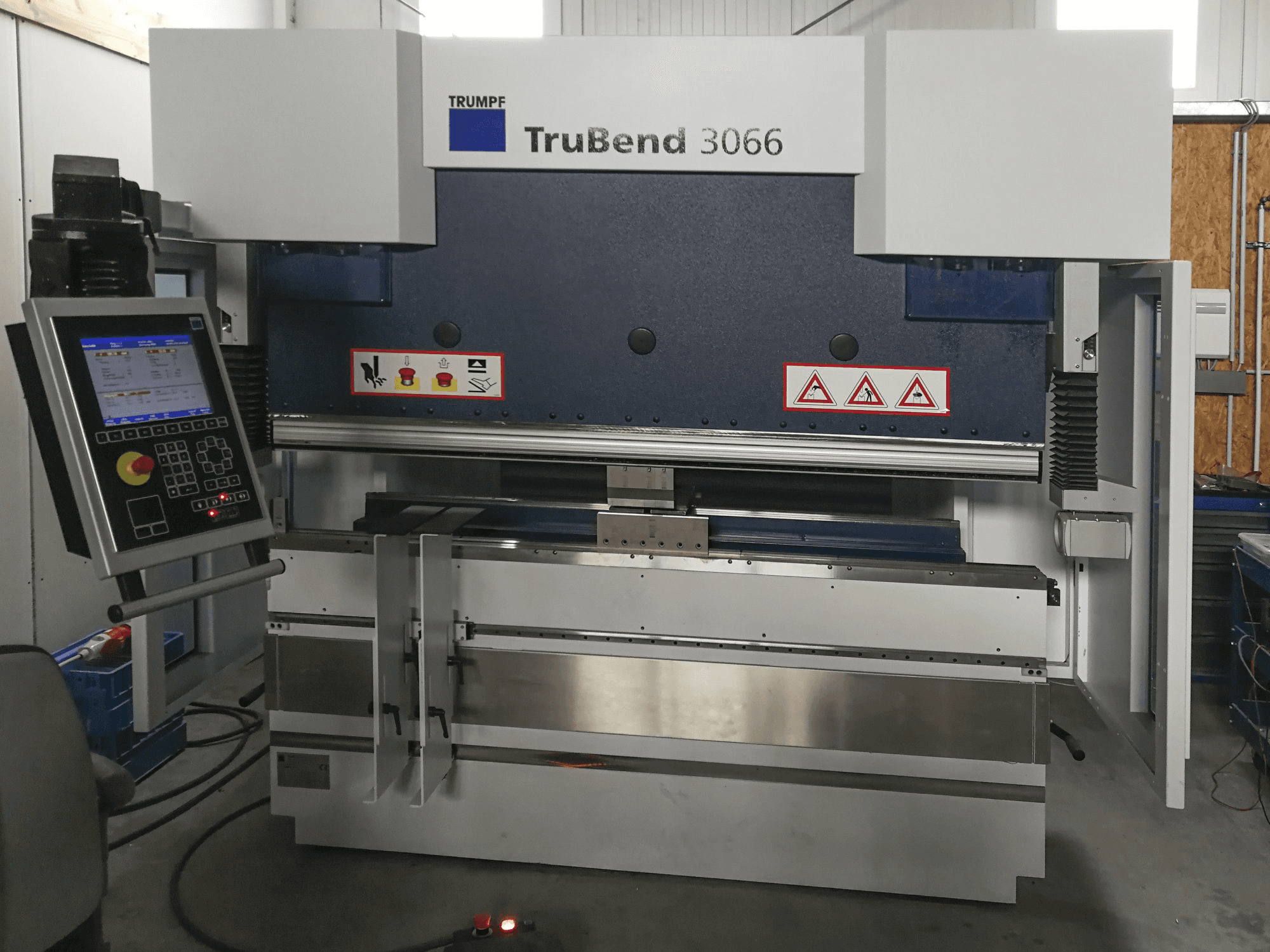 Vista frontal de la máquina Trumpf TruBend 3066