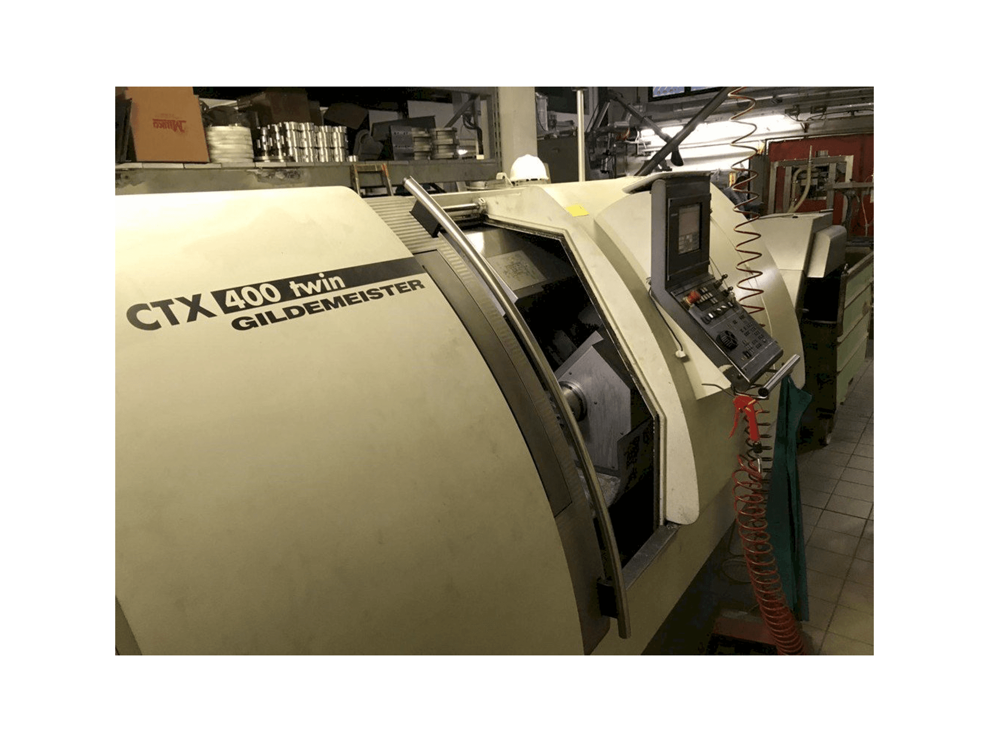 Vista frontal de la máquina Gildemeister CTX 400 Twin
