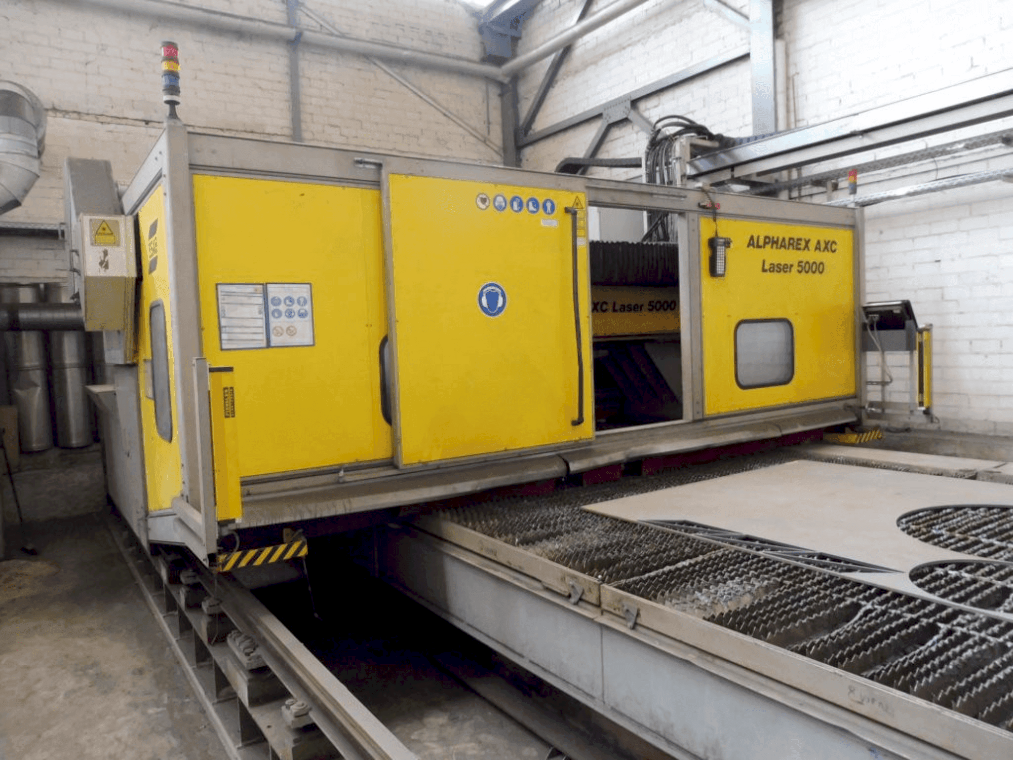 Vista frontal de la máquina ALPHAREX AXC Laser 500