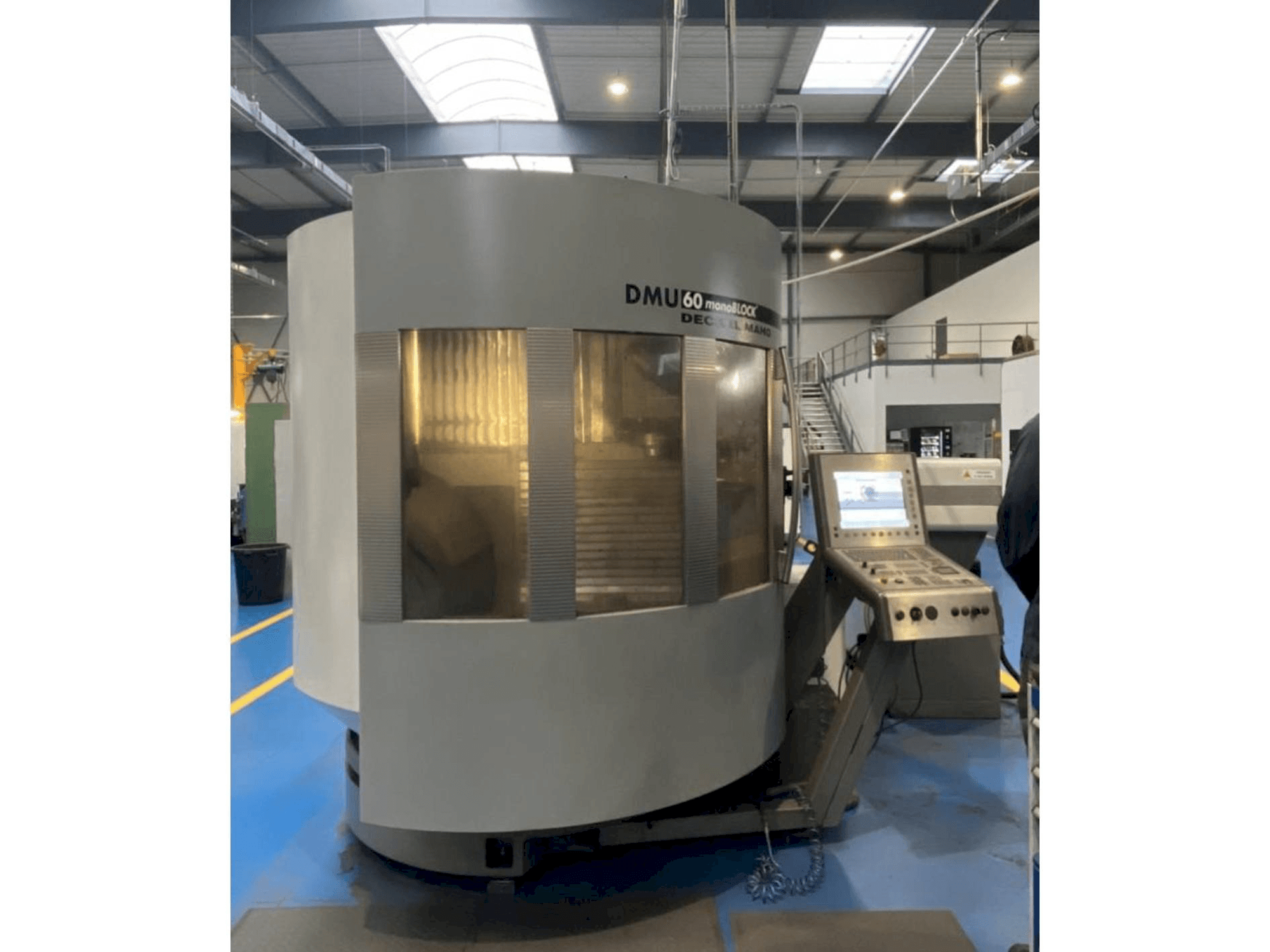 Vista frontal de la máquina DECKEL MAHO Type DMU60 MonoBlock