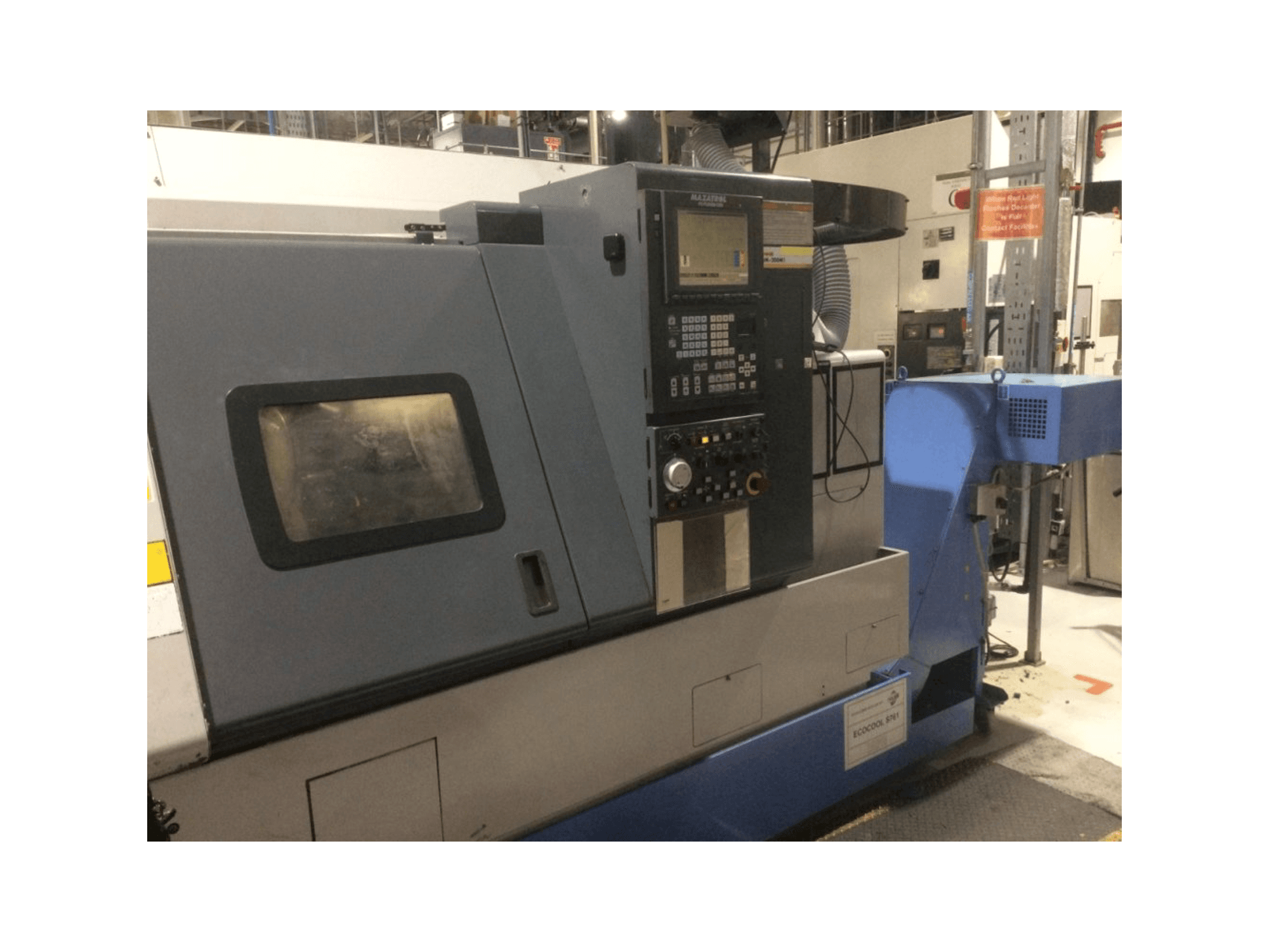 Vista lateral izquierda de la máquina Mazak Super Quick Turn 200M