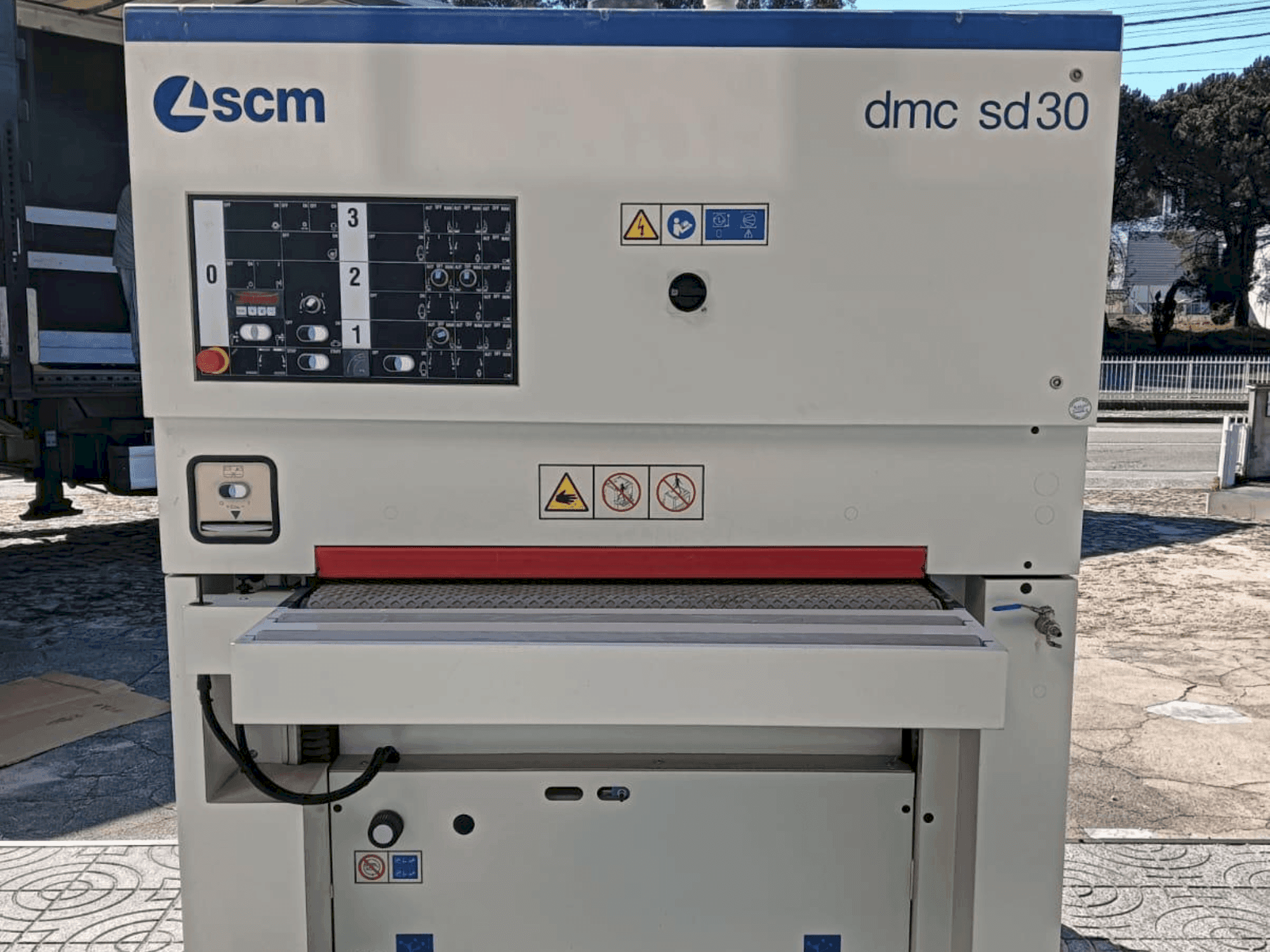 Vista frontal de la máquina SMCTL DMC SD 30 RCS 110