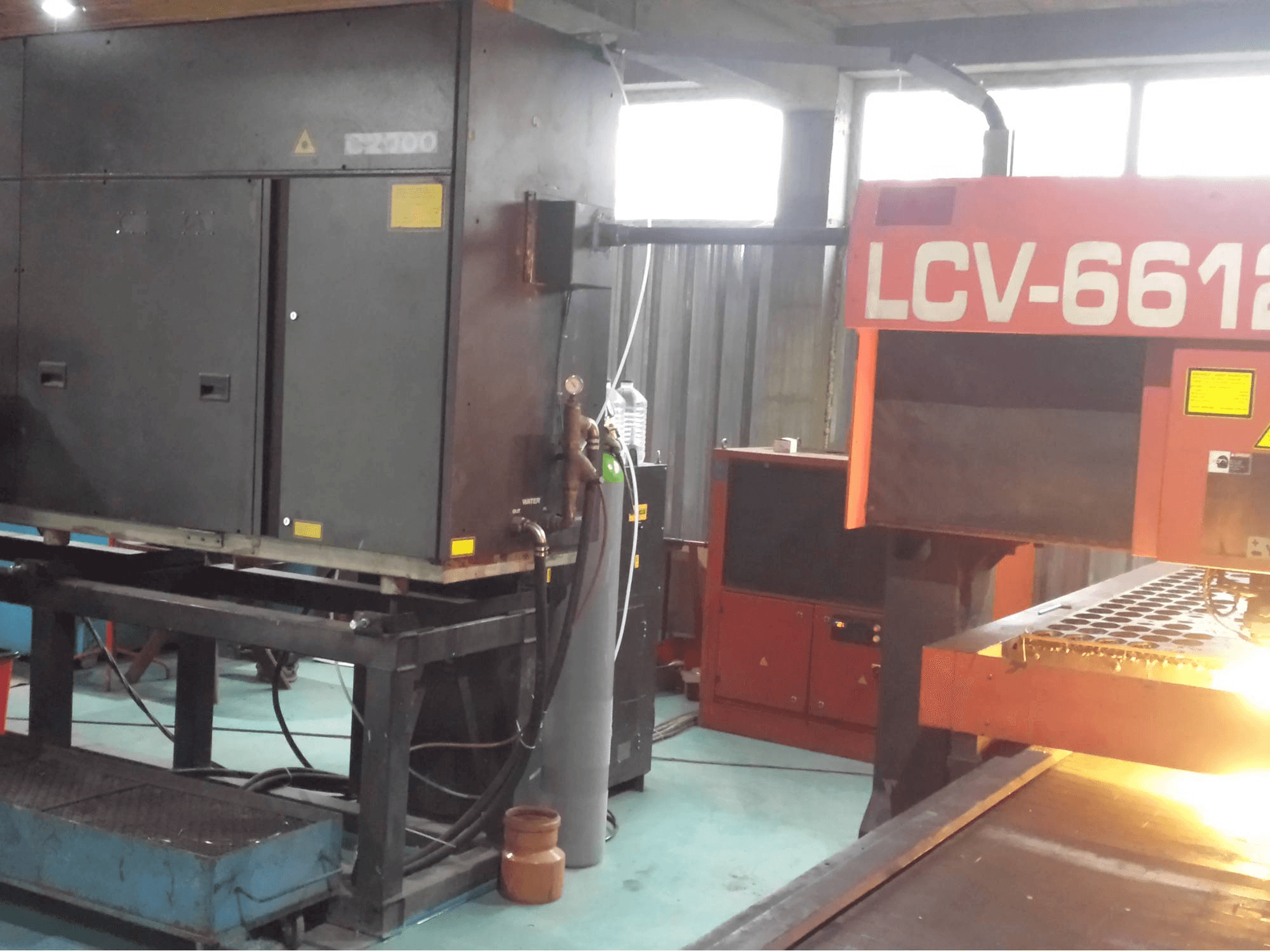 Vista frontal de la máquina AMADA LCV 6612 II