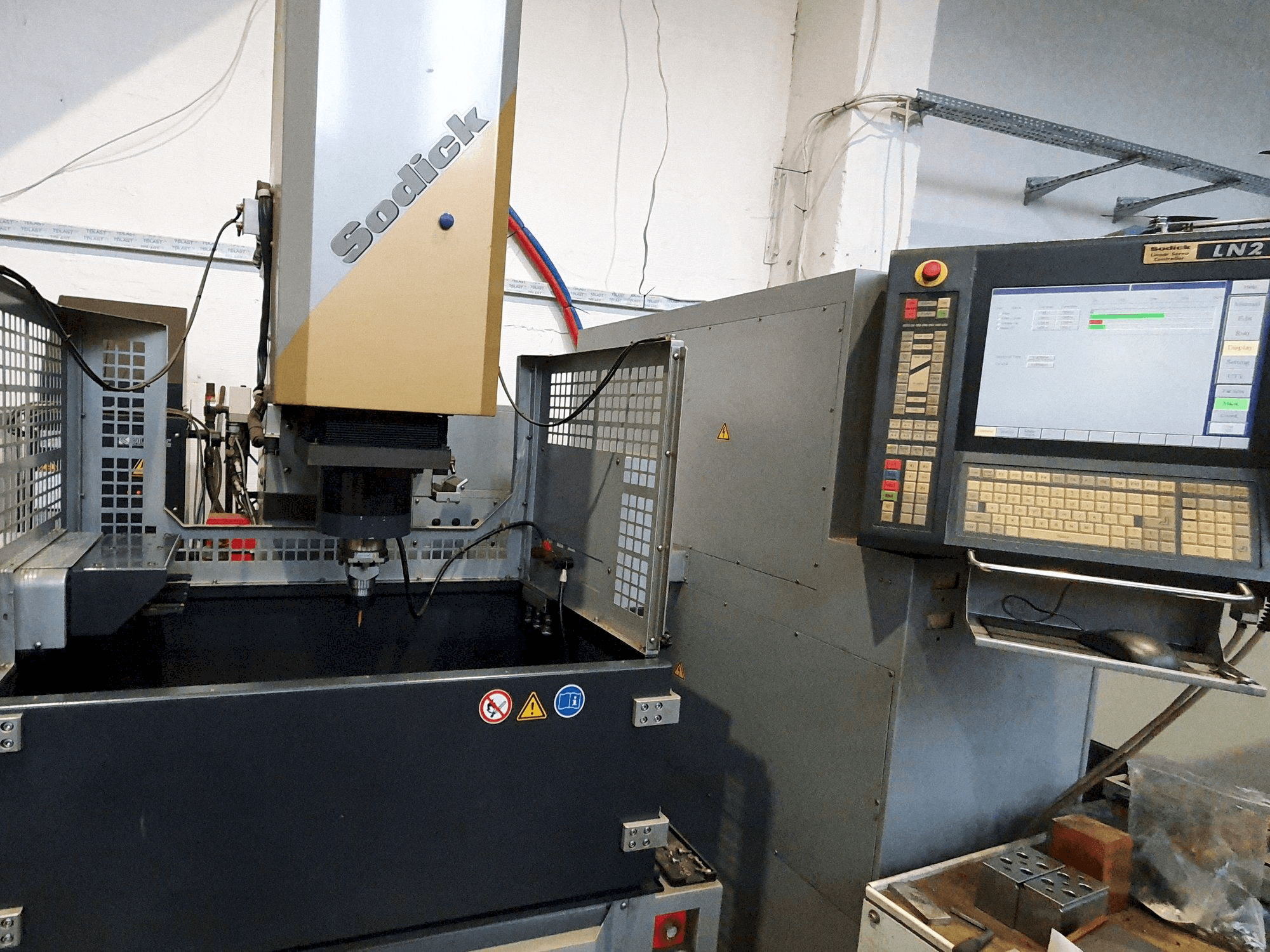 Vista frontal de la máquina Sodick AM3L (2005)