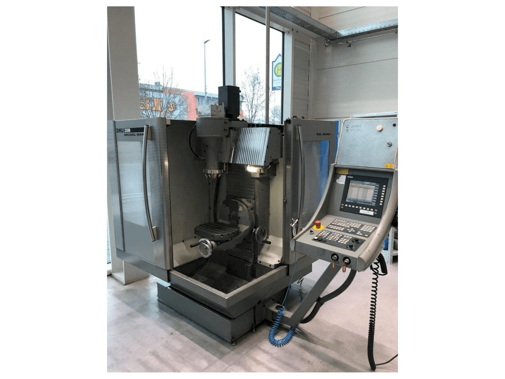 Vista frontal de la máquina DECKEL MAHO DMU 35 M