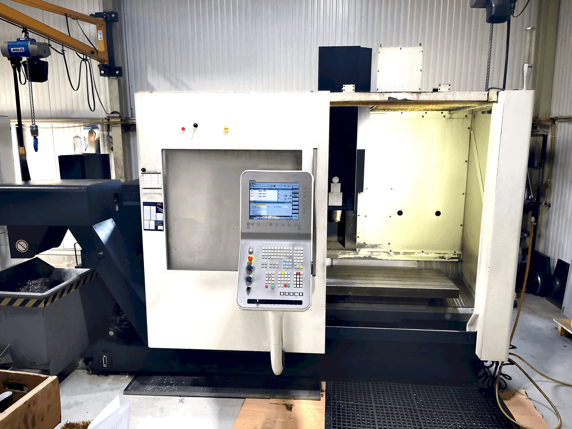 Vista frontal de la máquina DMG MORI DMC 1035 v eco