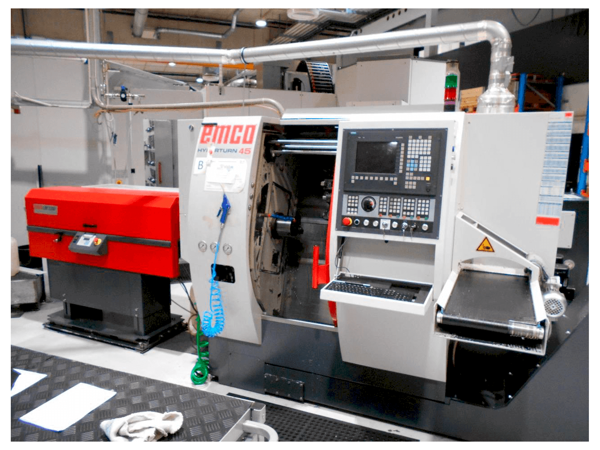 Vista frontal de la máquina EMCO Hyperturn 45