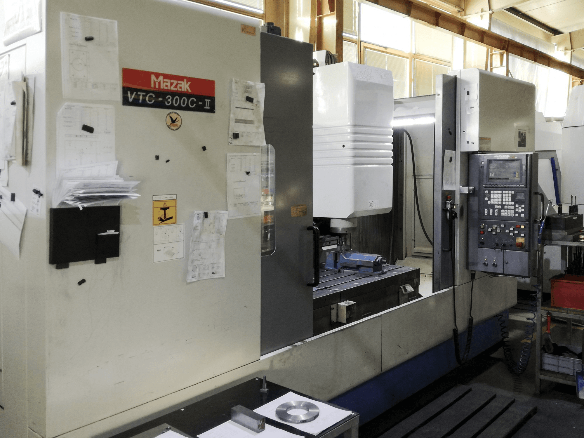 Vista izquierda de la máquina Mazak VTC-300C