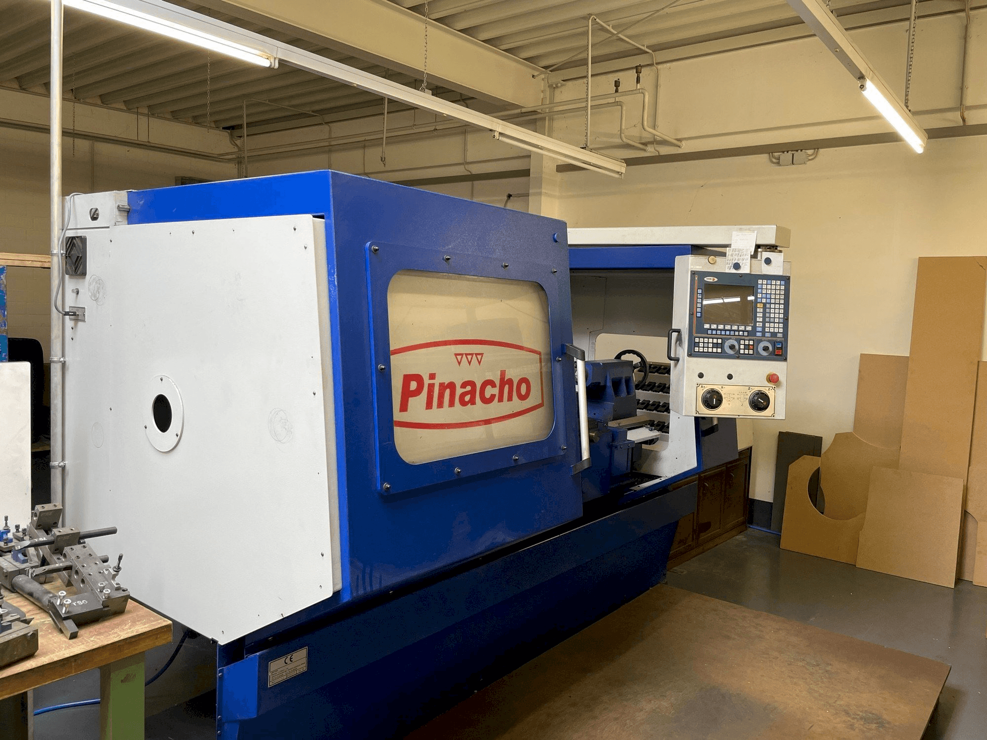 Vista frontal de la máquina Pinacho CNC 260