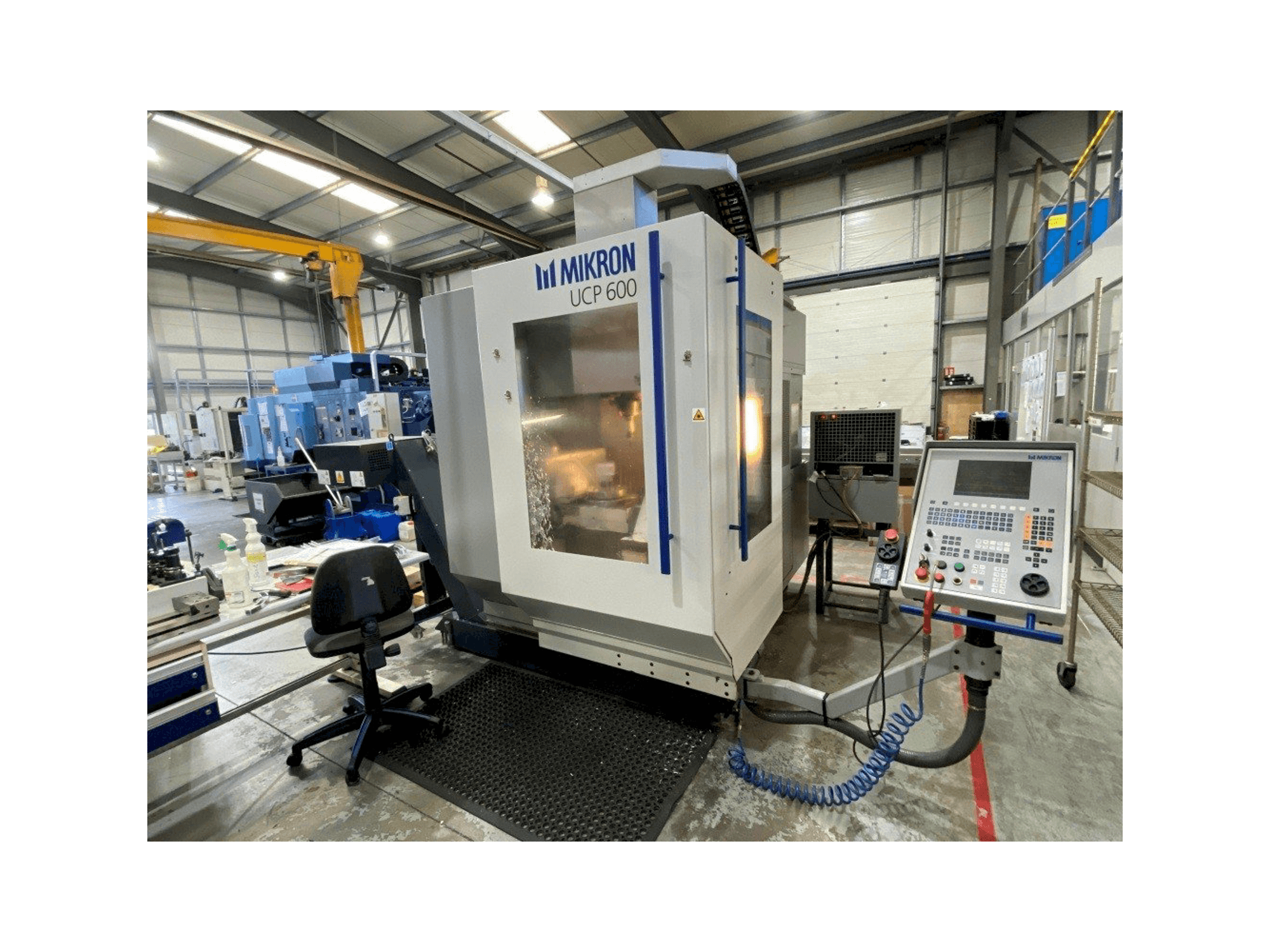 Vista frontal de la máquina MIKRON UCP 600