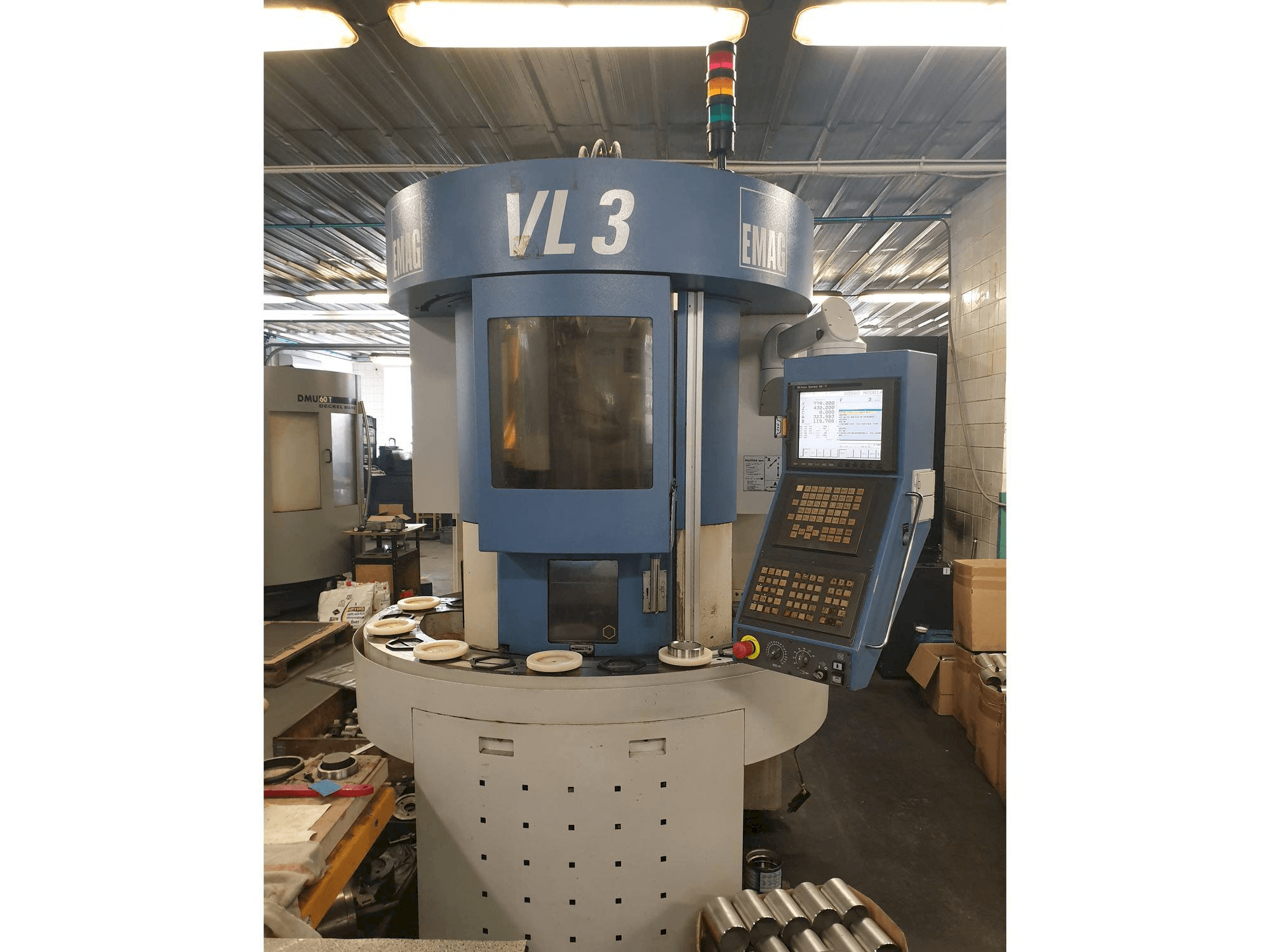 Vista frontal de la máquina EMAG VL 3