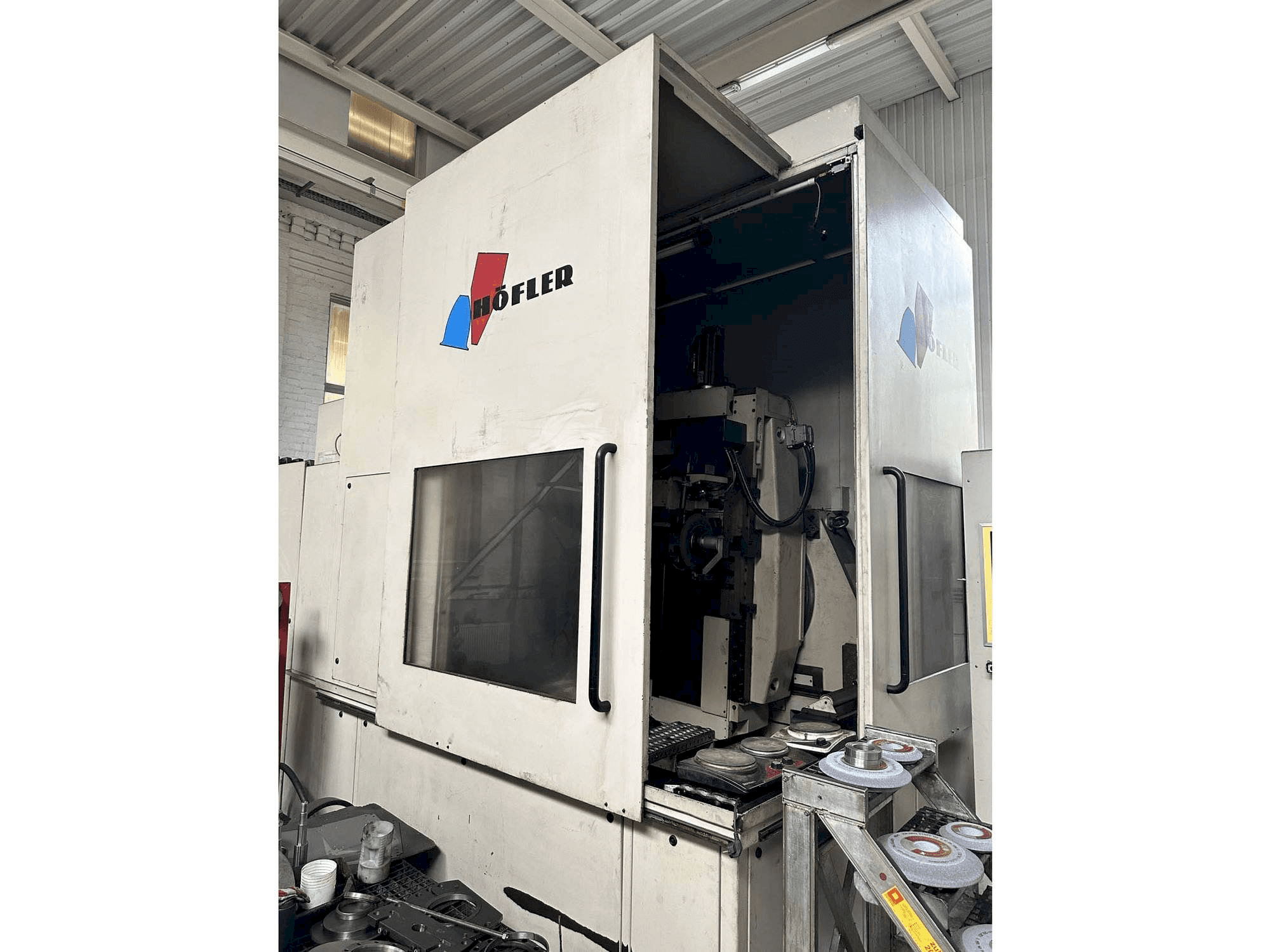 Vista frontal de la máquina HOFLER NOVA CNC 1000