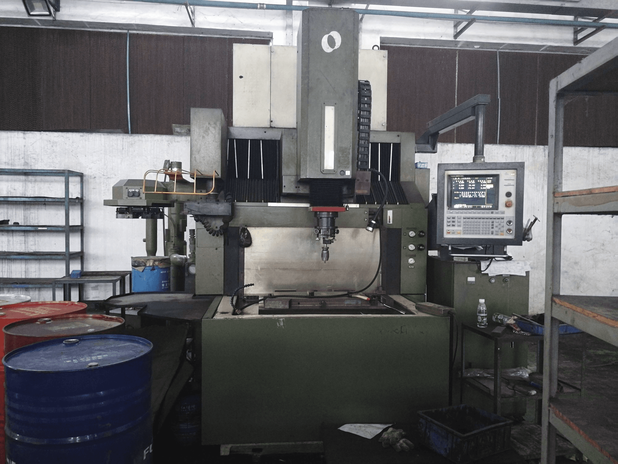 Vista frontal de la máquina Makino EDNC65