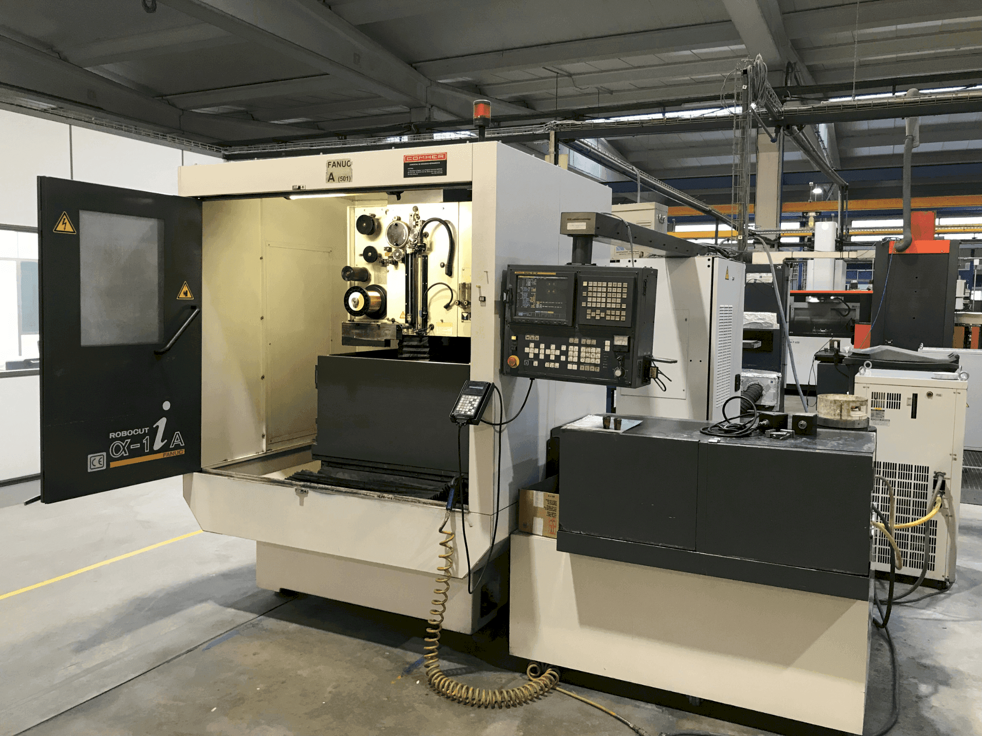 Vista frontal de la máquina FANUC ROBOCUT α-1iA