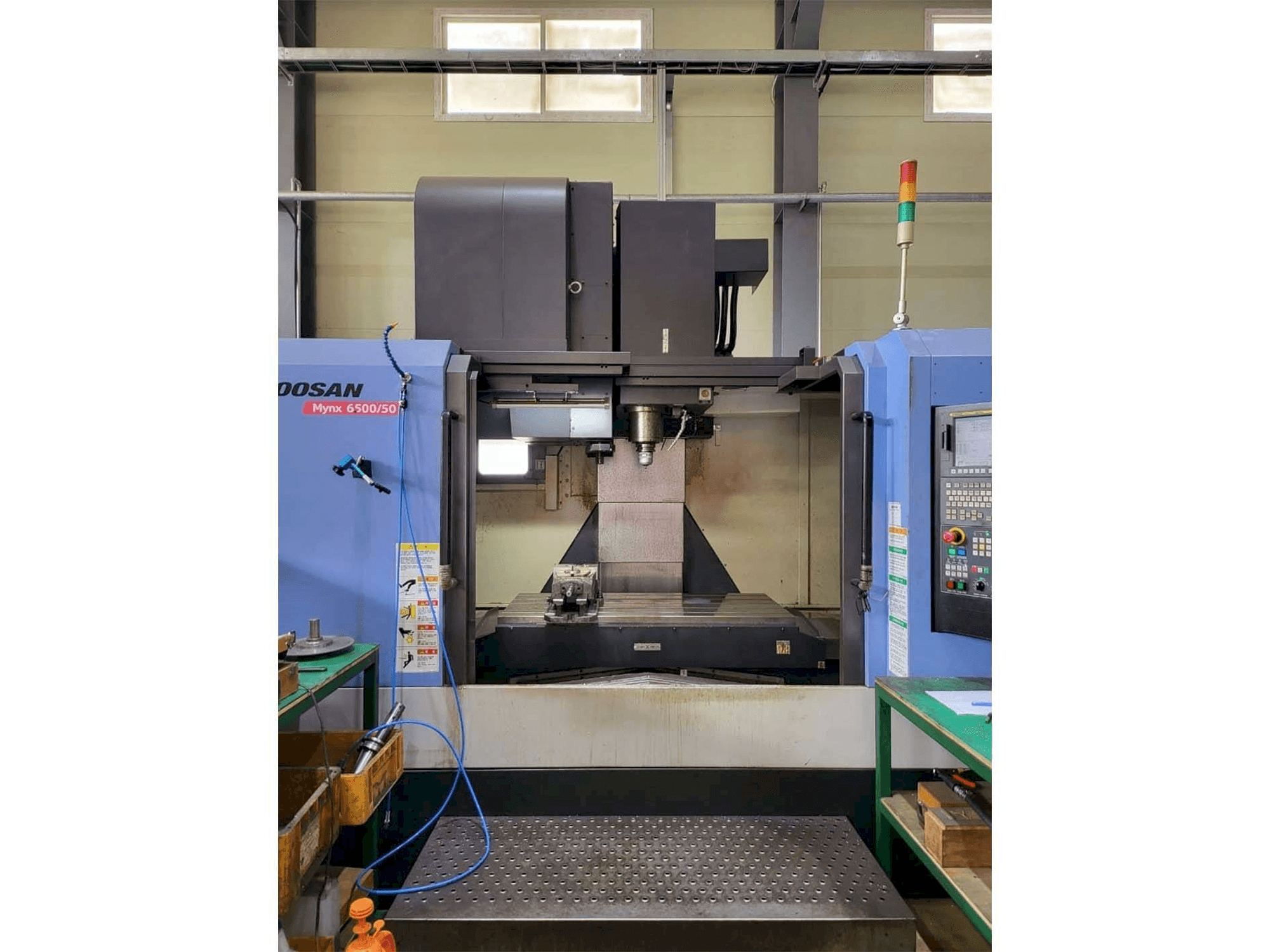Vista frontal de la máquina Doosan MYNX 6500/50