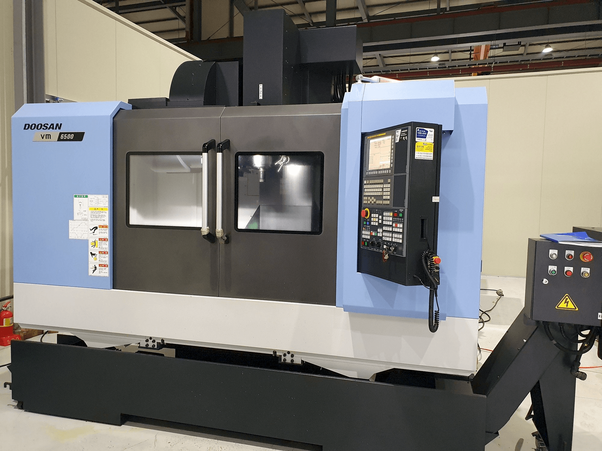 Vista frontal de la máquina Doosan VM6500