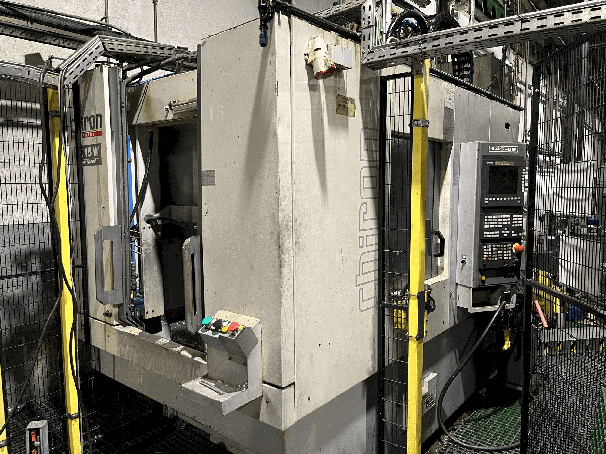 Vista frontal de la máquina CHIRON FZ15W