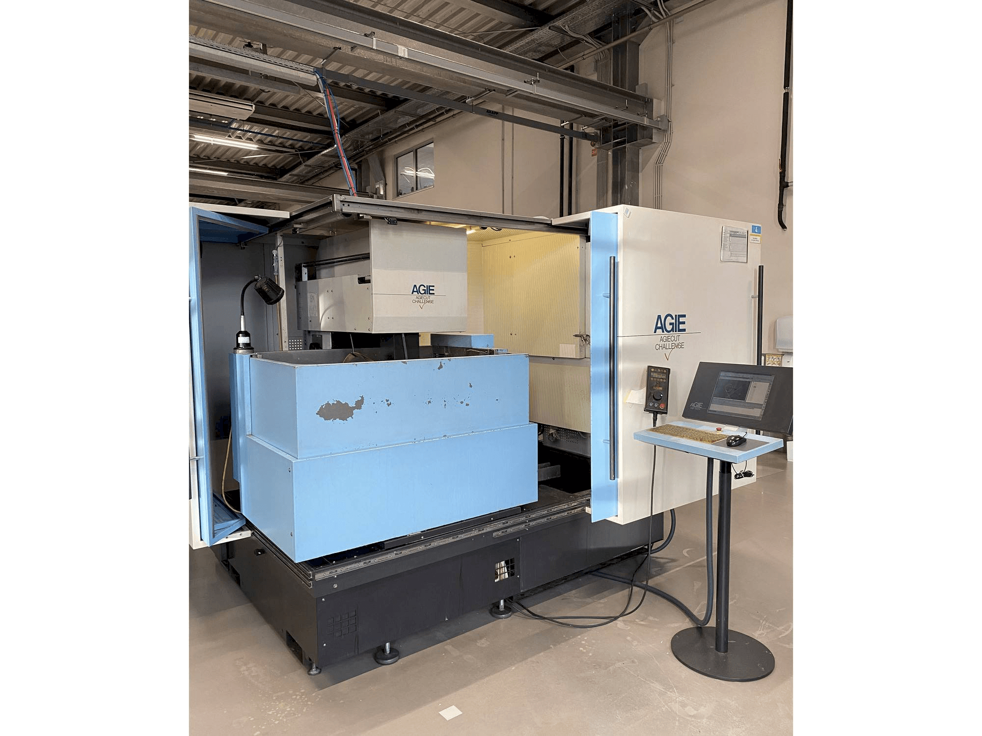 Vista frontal de la máquina AGIE AGIECUT VERTEX 3