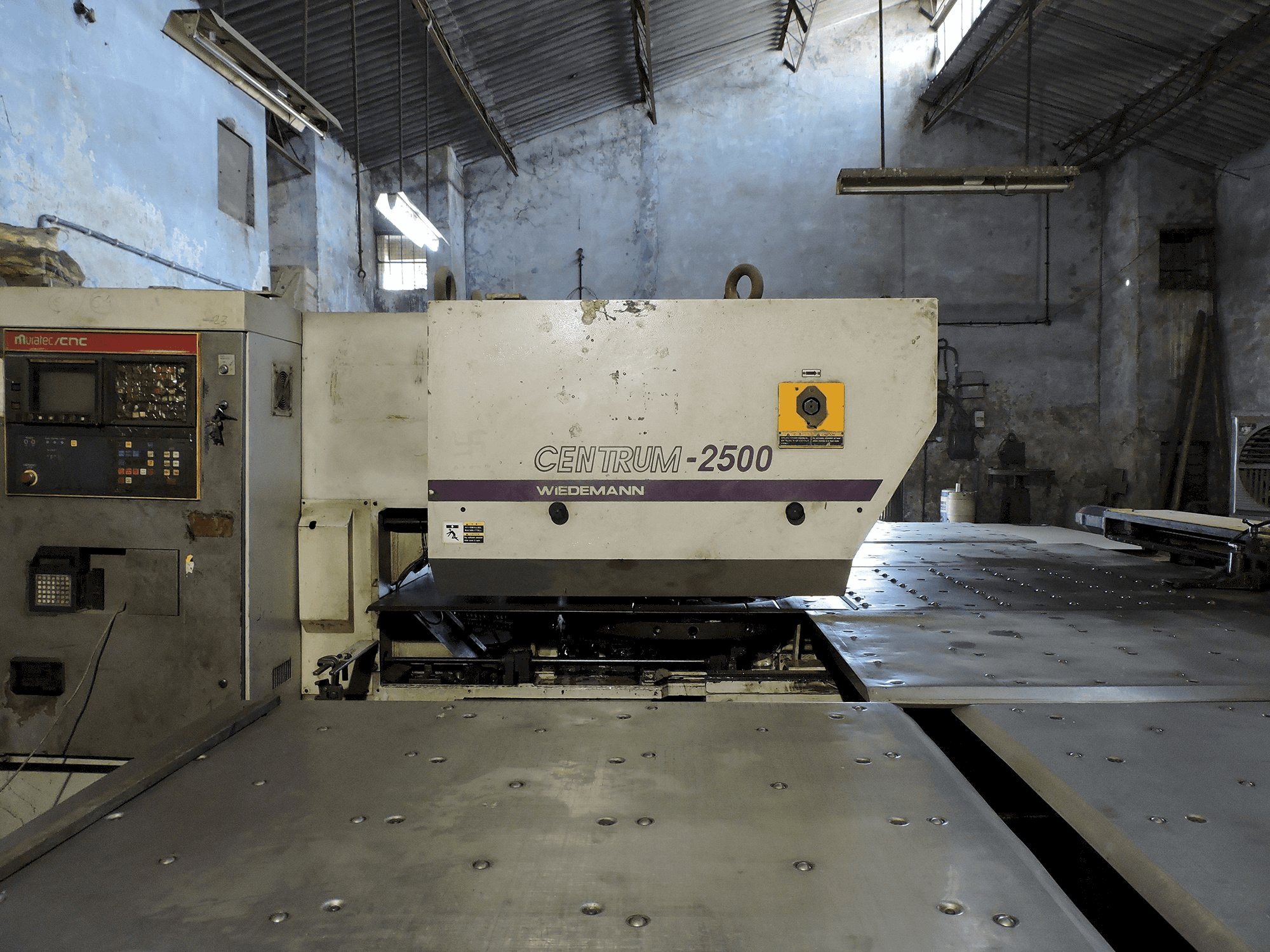 Vista lateral izquierda de la máquina Murata Wiedemann C-2500