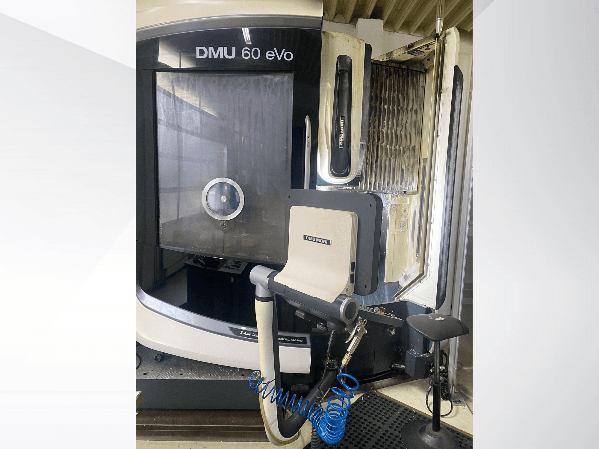 Fresadora CNC DMU 60 eVo, vista frontal, mostrando el panel de control y las herramientas, ideal para el mecanizado de precisión.