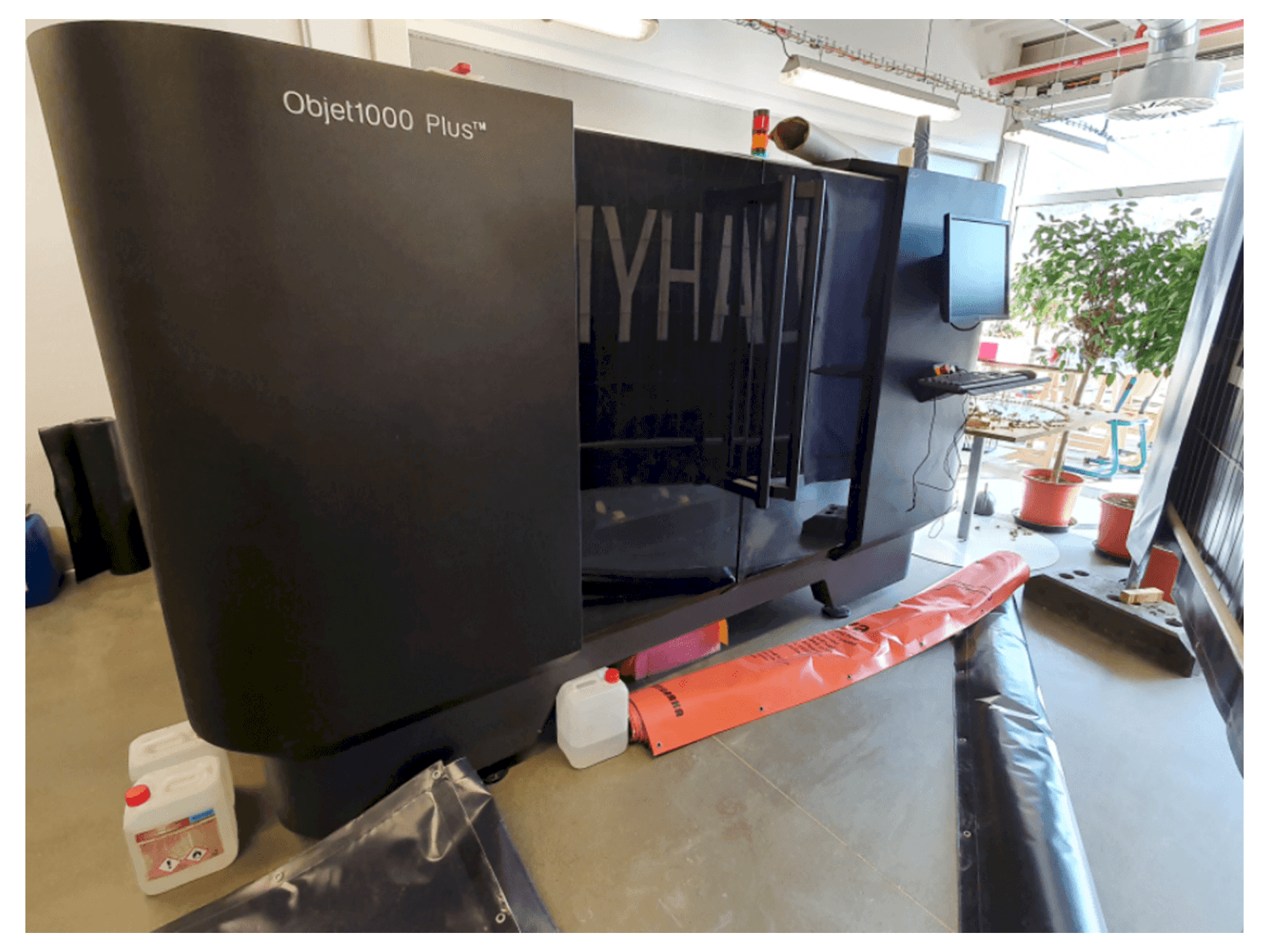 Vista frontal de la máquina Stratasys Objet 1000 Plus