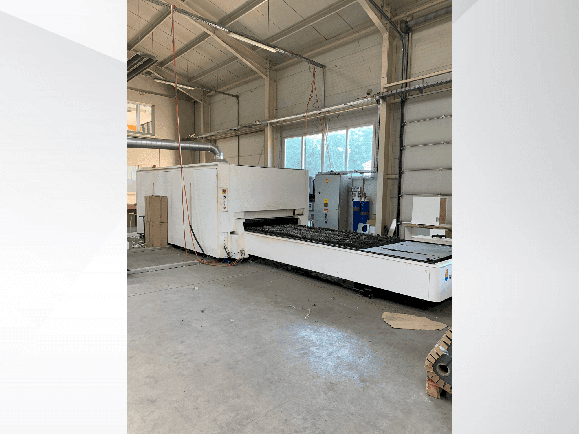 Vista frontal de la máquina Bodor P3015