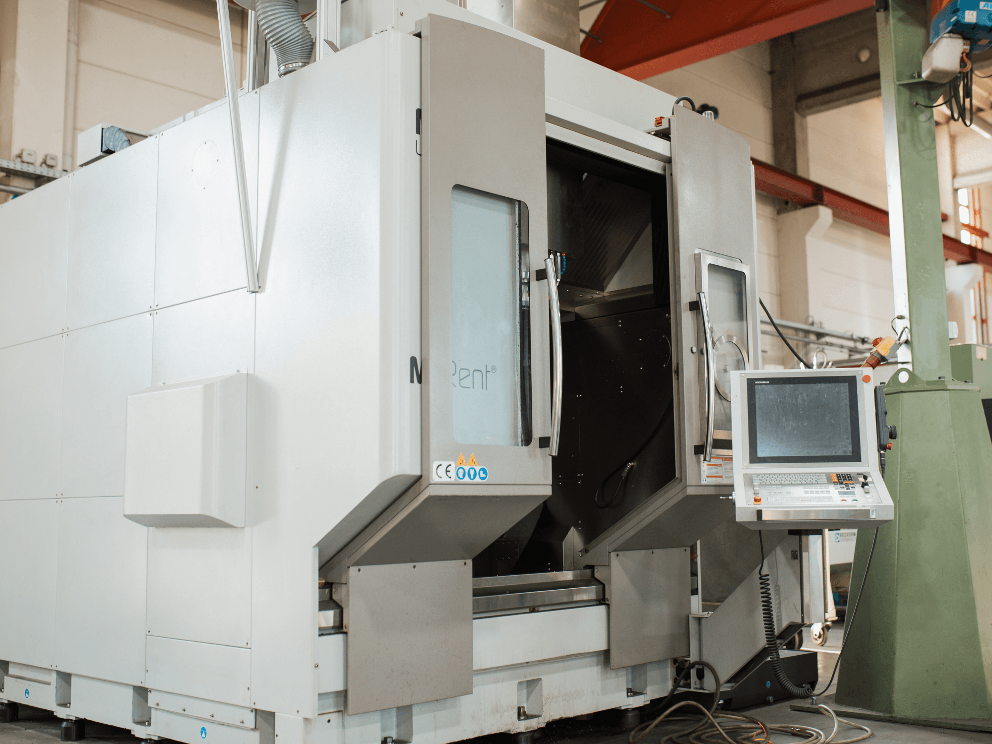 Fresadora CNC N Rent®, vista frontal, presenta un panel de control con pantalla, puertas abiertas y entorno industrial.