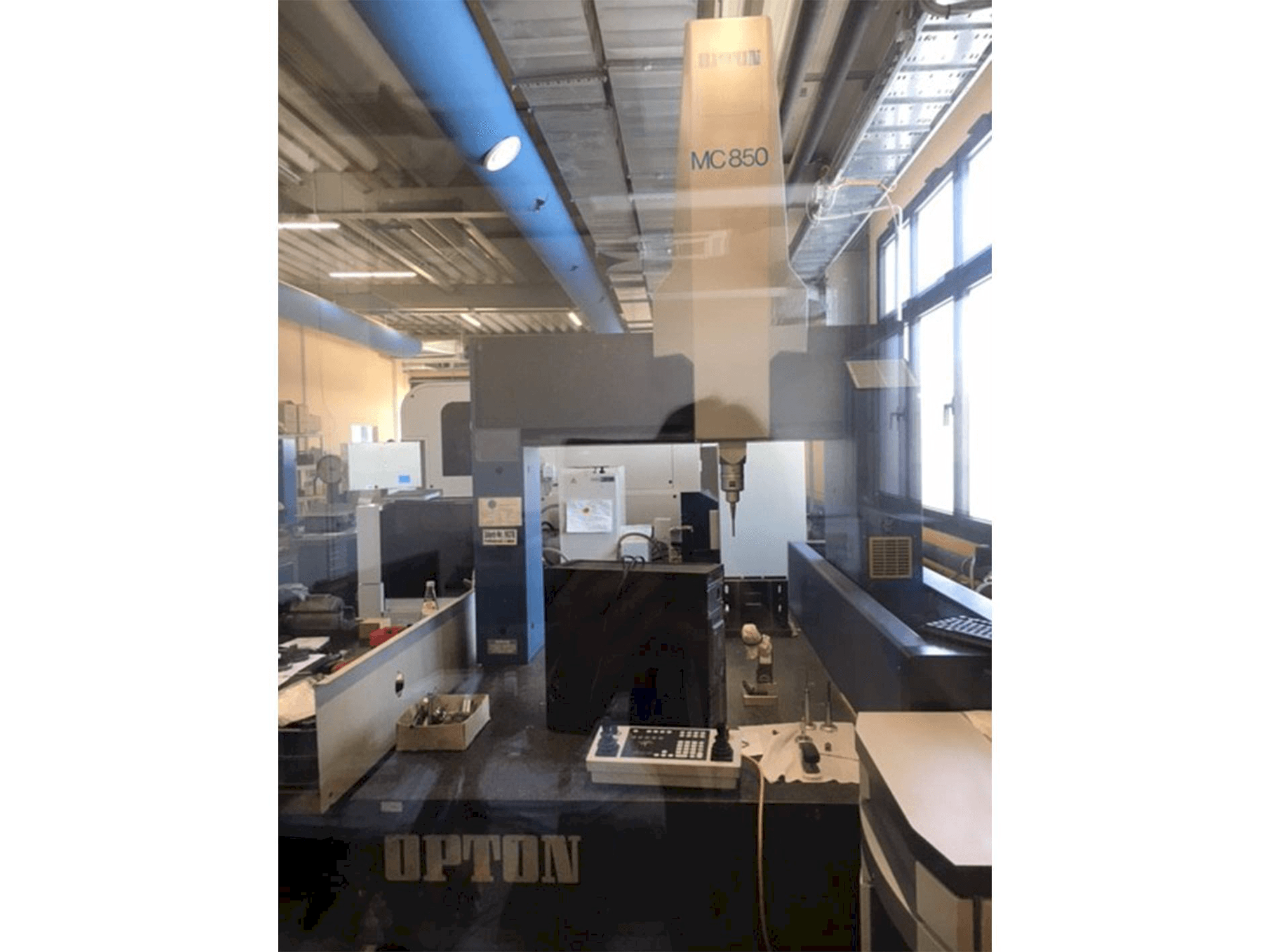 Vista frontal de la máquina ZEISS Opton MC 850