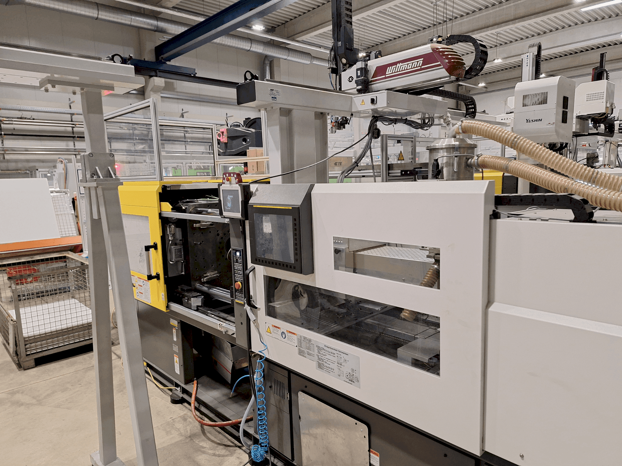 Vista frontal de la máquina FANUC ROBOSHOT S150iA (2021)