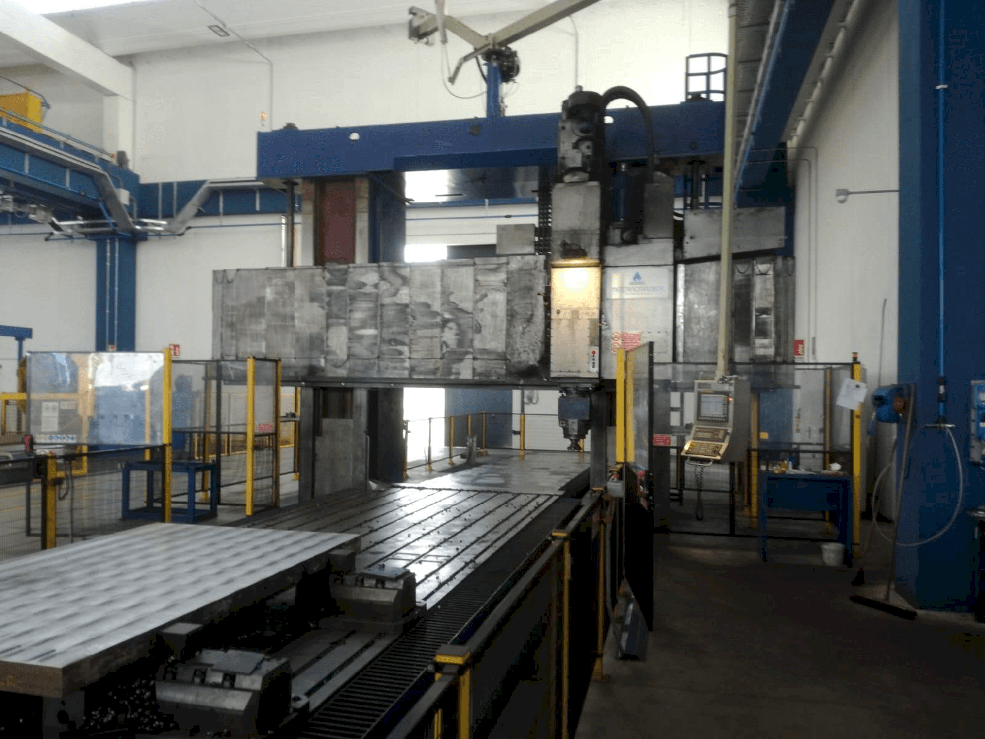 Vista frontal de la máquina STANKO Fresa a Portale