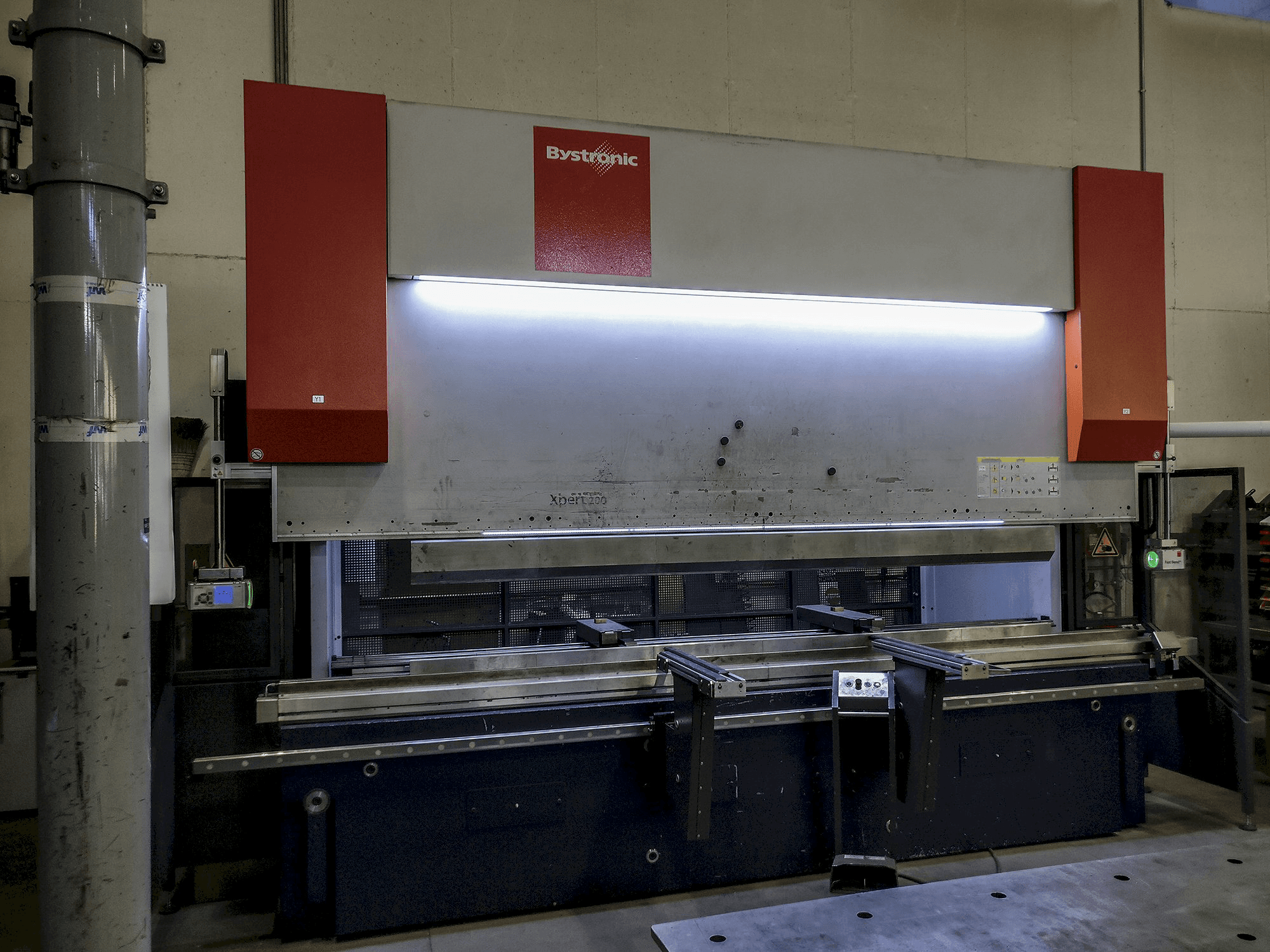 Vista frontal de la máquina Bystronic Xpert 200x4100