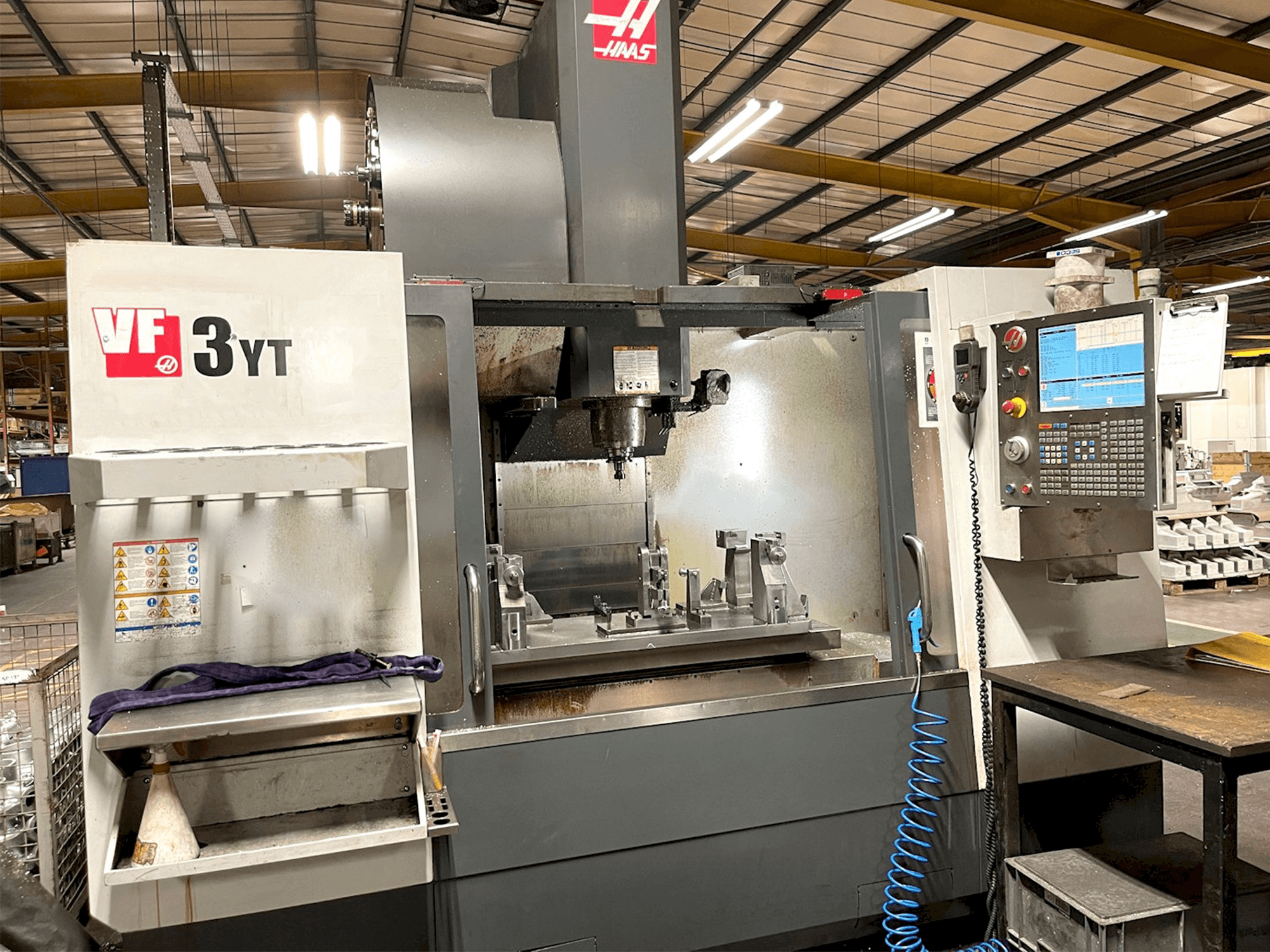 Vista frontal de la máquina HAAS VF-3YT/50