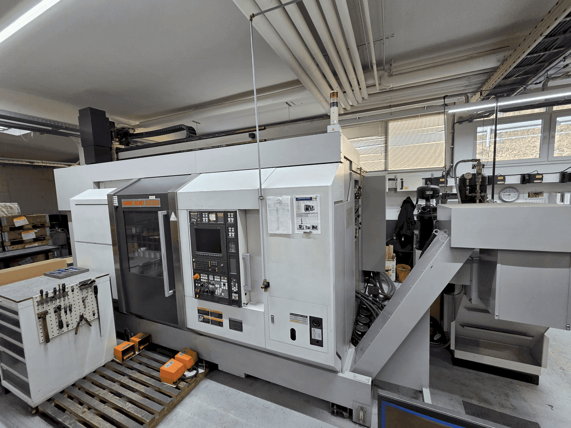 Vista frontal de la máquina DMG Seiki NZ2000