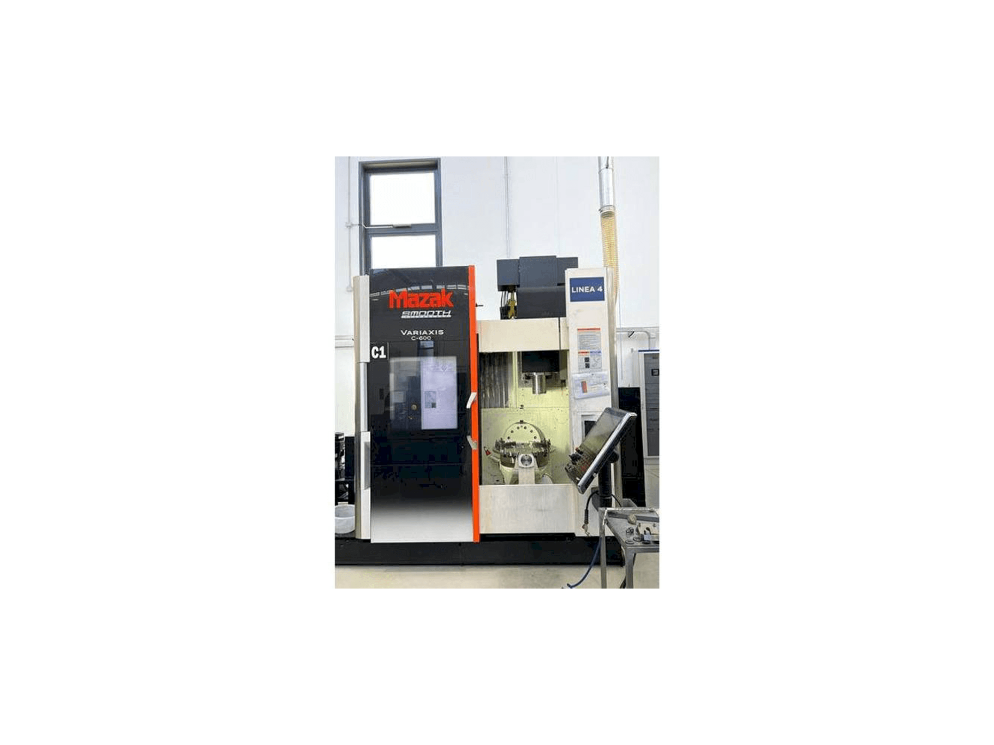 Vista frontal de la máquina Mazak VARIAXIS C 600
