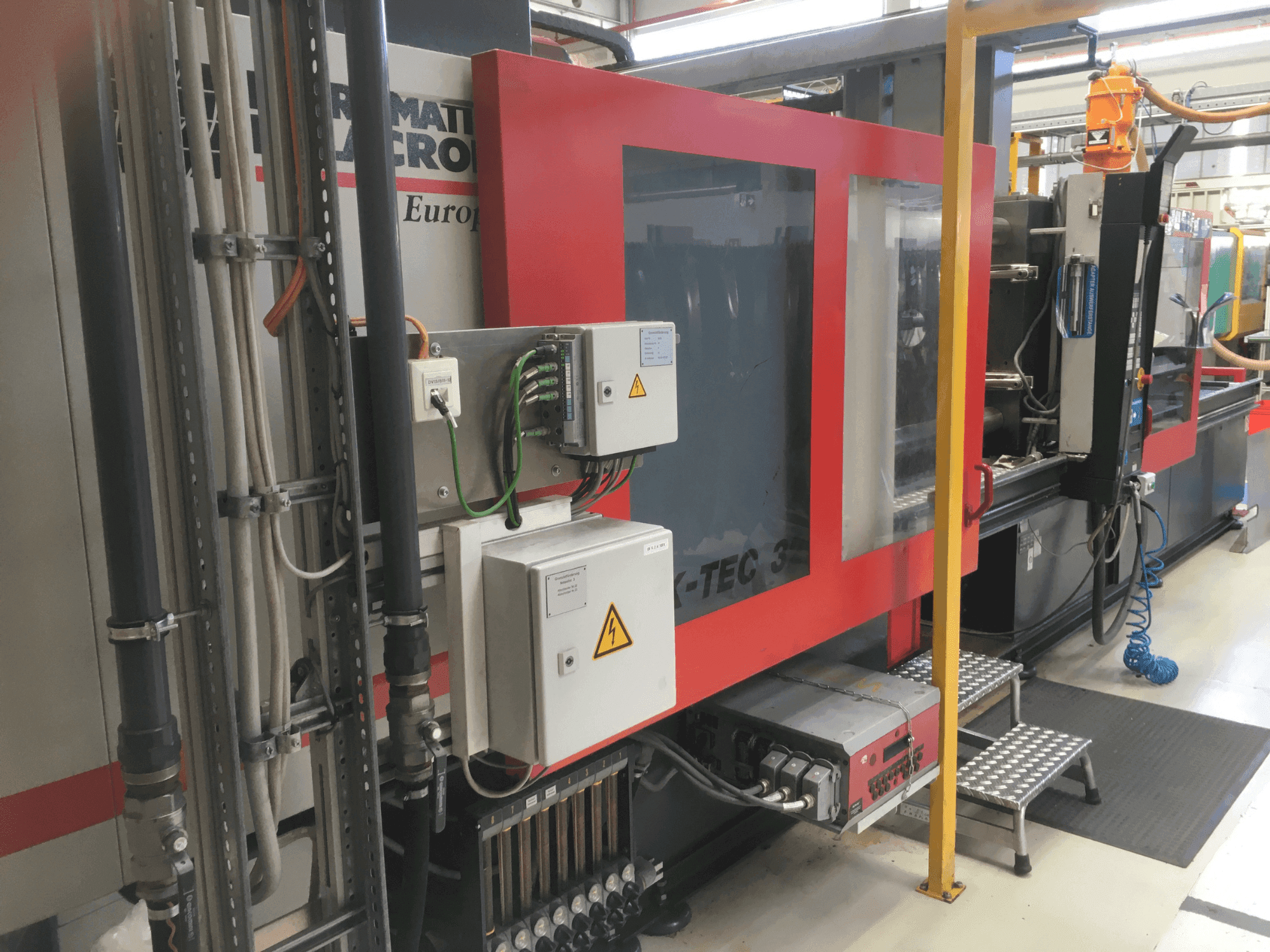 Vista frontal de la máquina FERROMATIK K-TEC 320 S