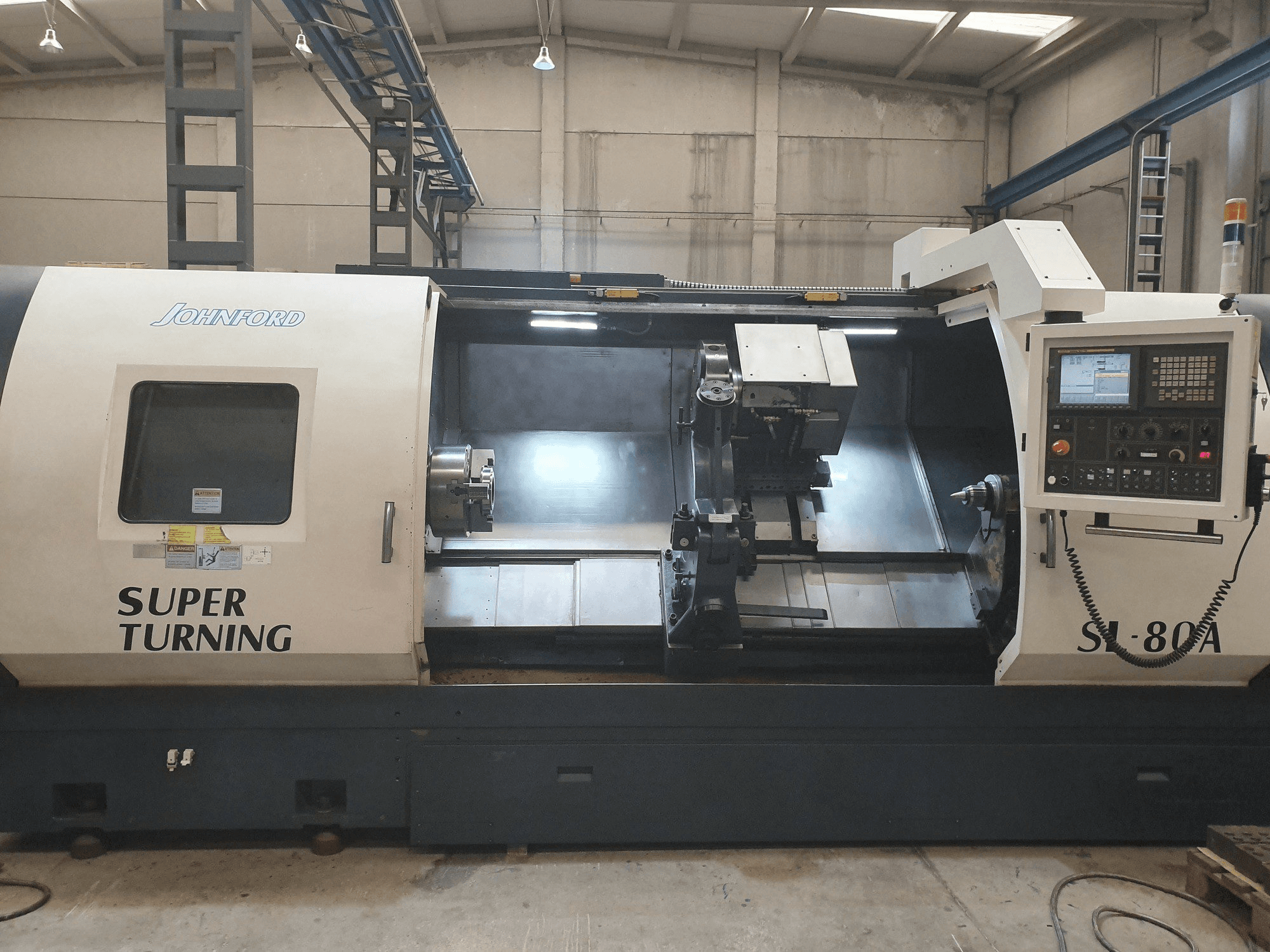 Vista frontal de la máquina Johnford SL-80A