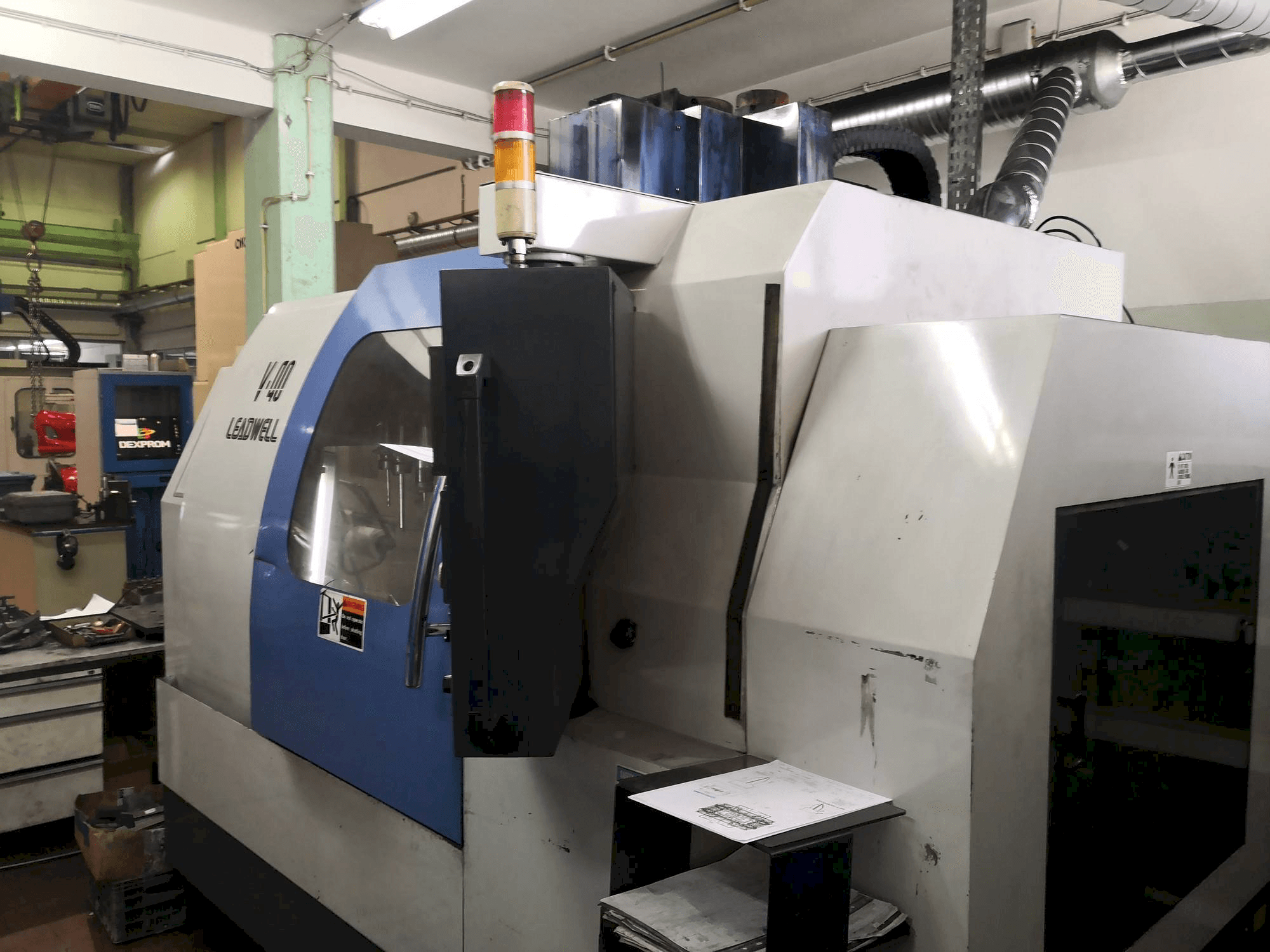Vista frontal de la máquina Leadwell V-40