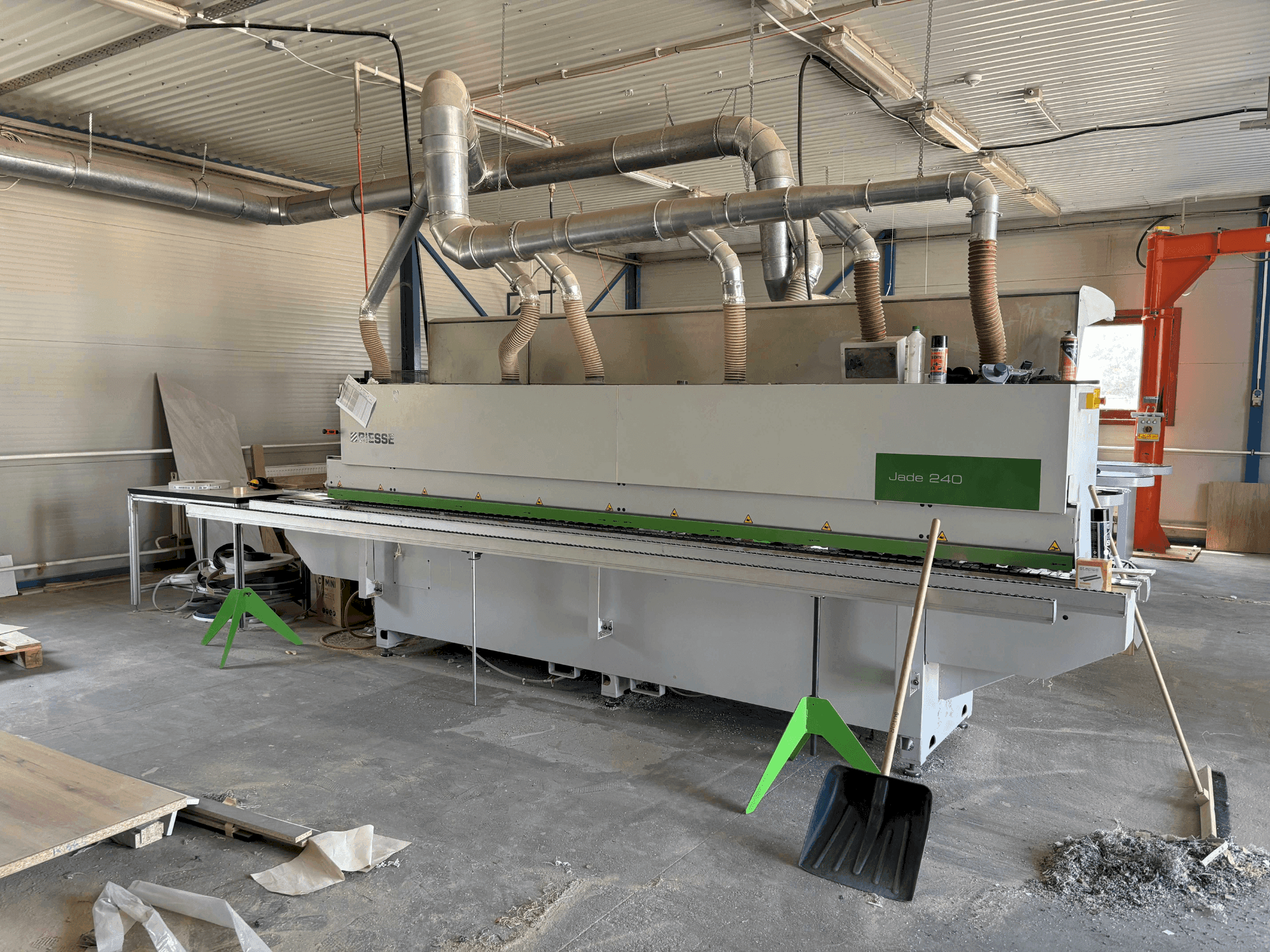 Vista frontal de la máquina BIESSE Jade 240