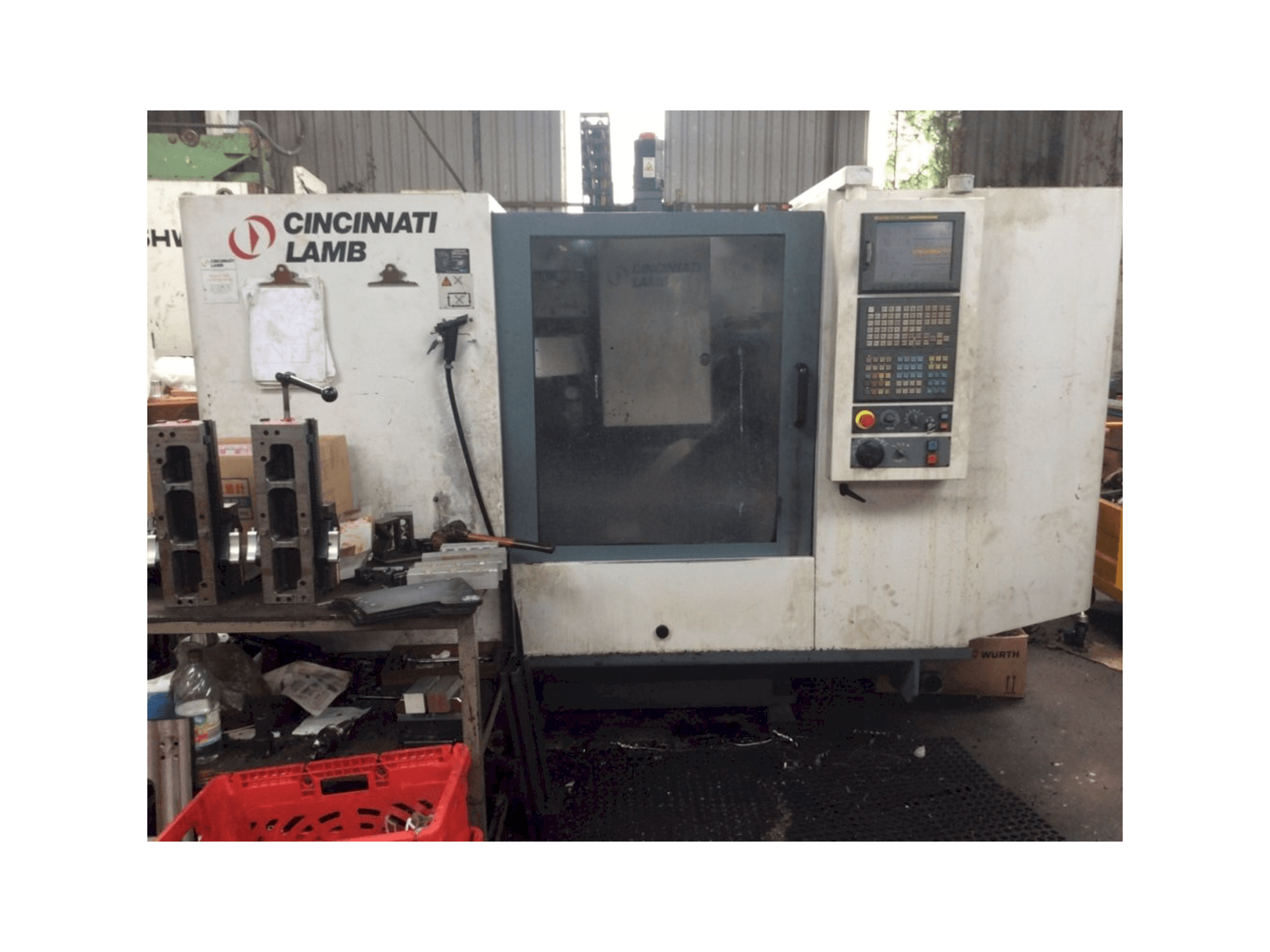 Vista frontal de la máquina Cincinnati Lamb VCnC 760