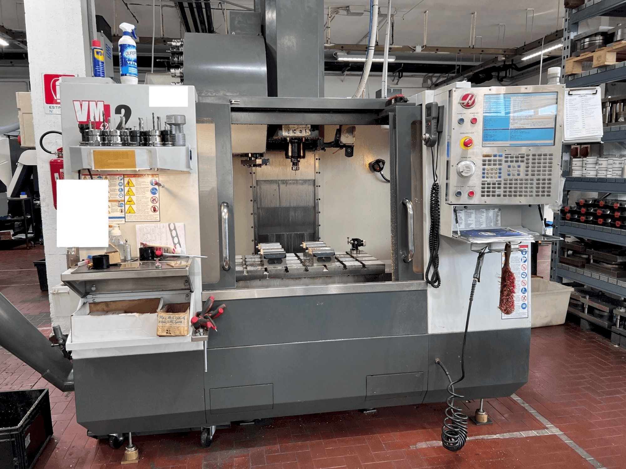 Vista frontal de la máquina HAAS VM2