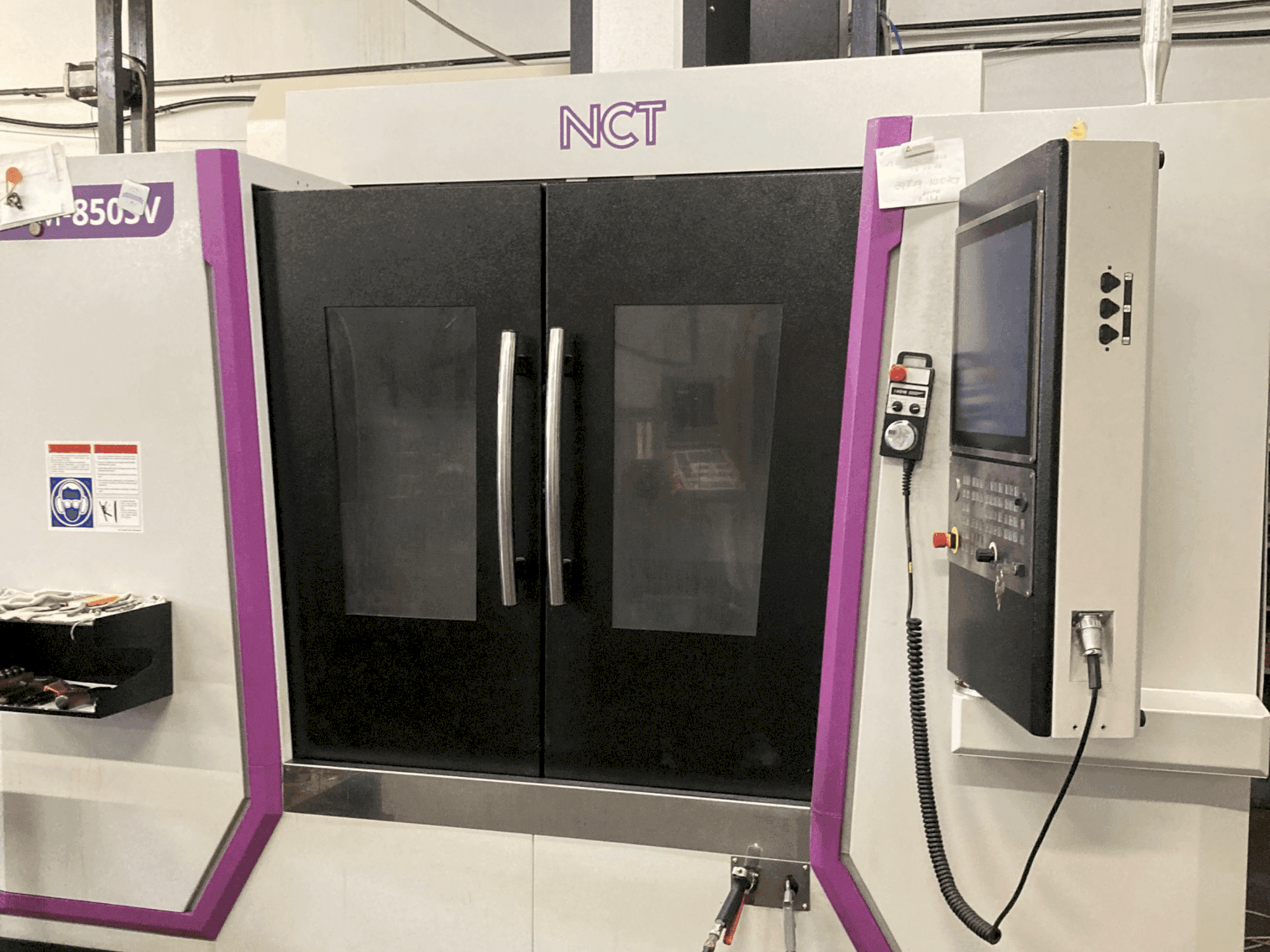 Vista frontal de la máquina NCT MM-850SV