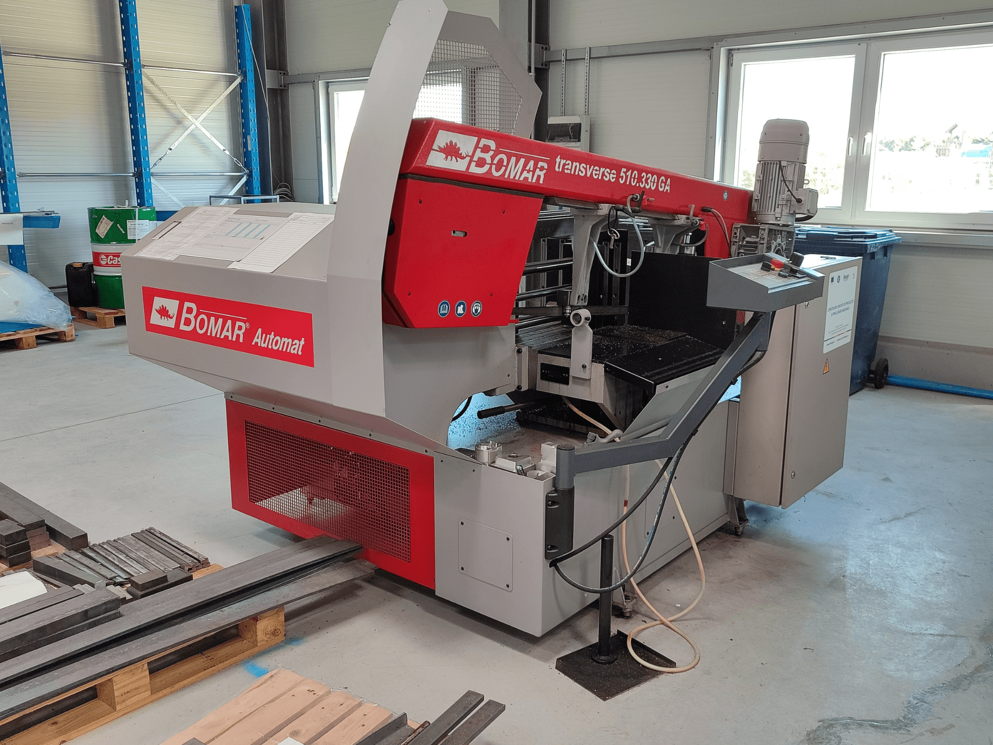 BOMAR Automat transversal 510.330 GA, vista lateral de la máquina de corte de metal con panel de control y colector de serrín.